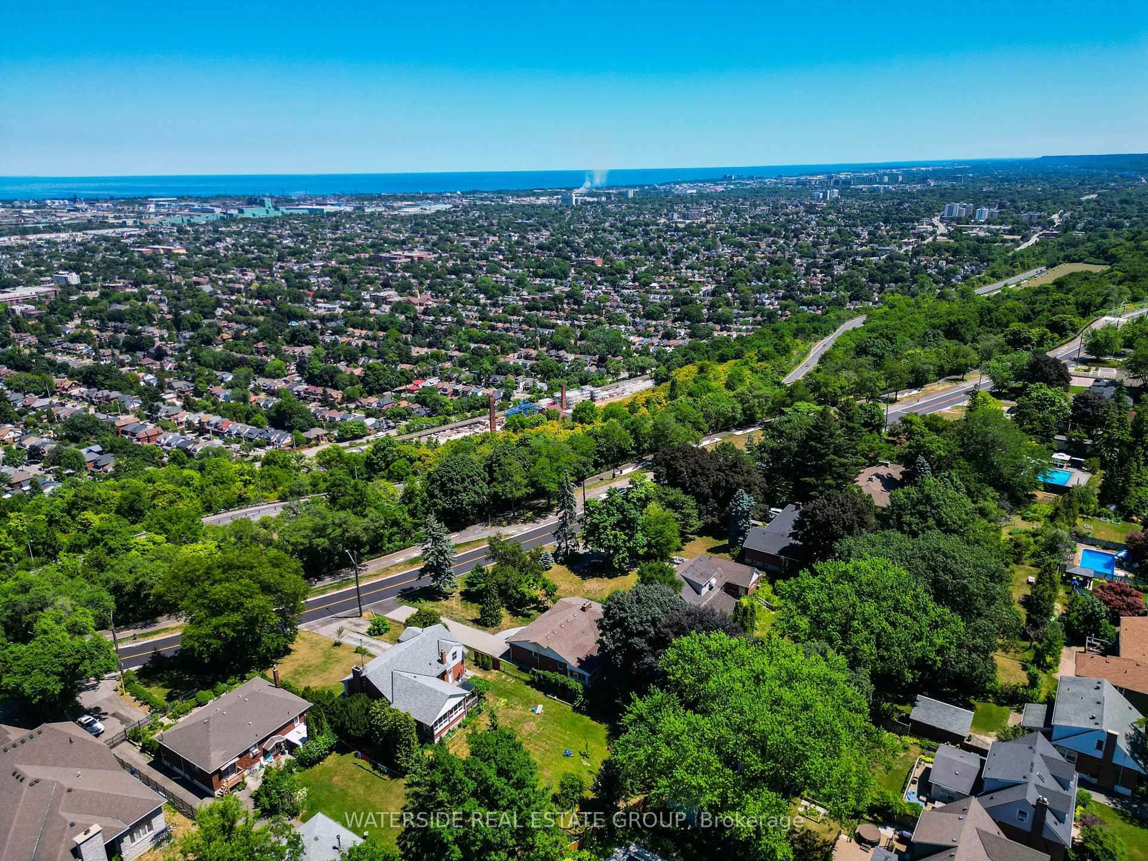 A pic from outside/outdoor area/front of a property/back of a property/a pic from drone, unknown for 20 Mountain Brow Blvd, Hamilton Ontario L8T 1A3