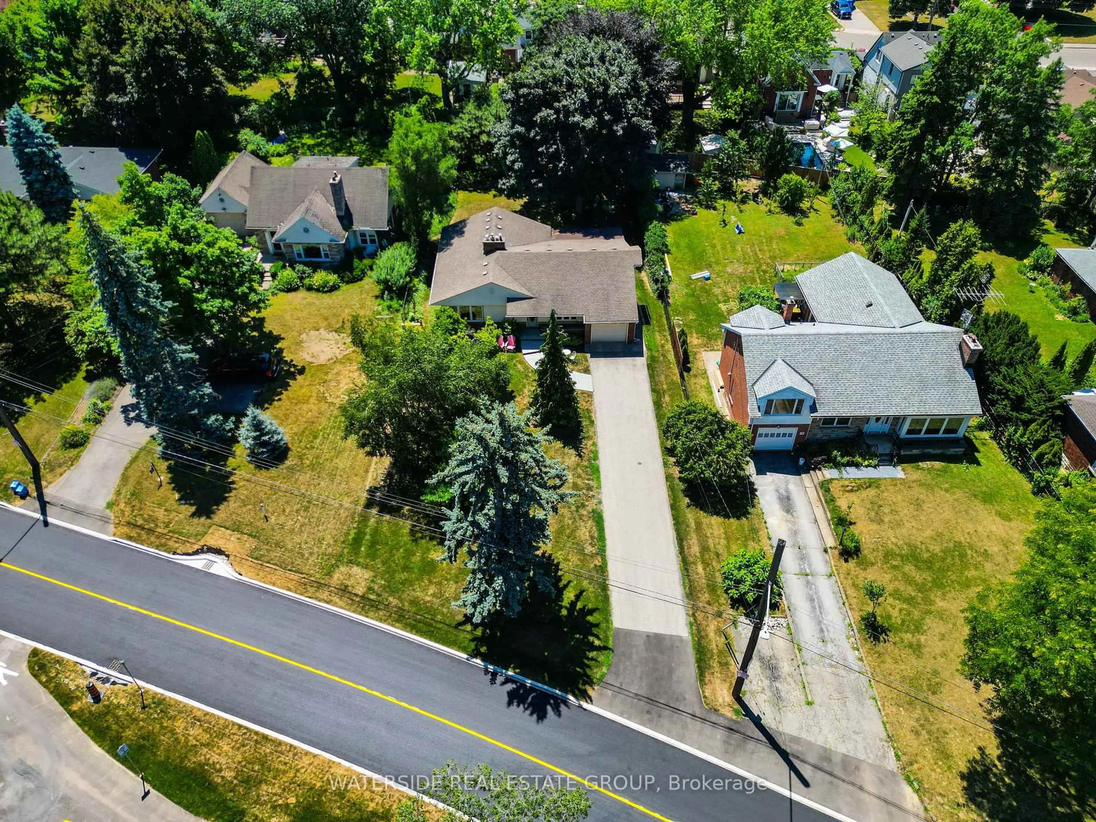 A pic from outside/outdoor area/front of a property/back of a property/a pic from drone, street for 20 Mountain Brow Blvd, Hamilton Ontario L8T 1A3