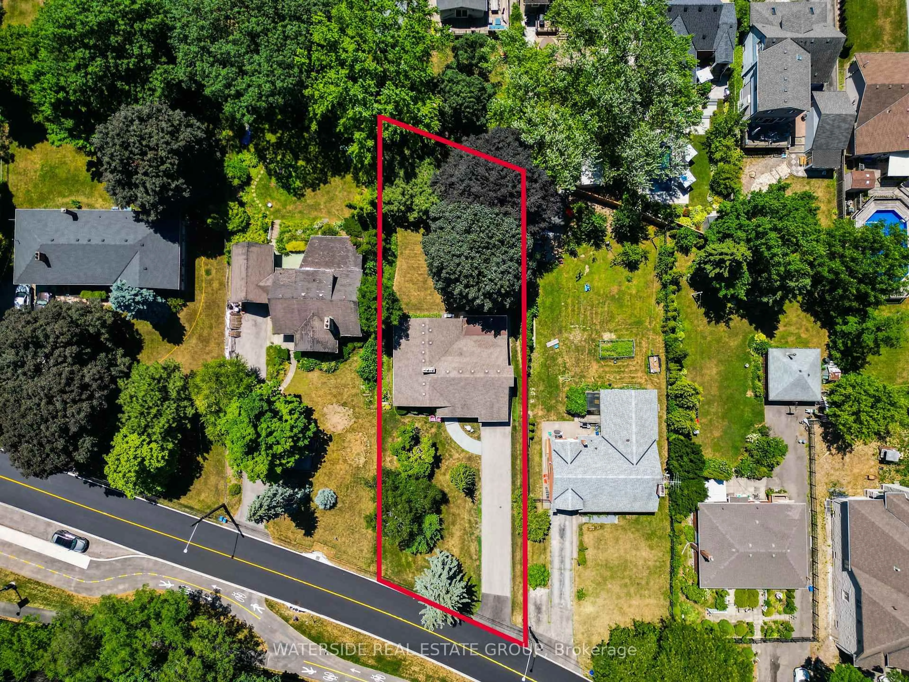 A pic from outside/outdoor area/front of a property/back of a property/a pic from drone, street for 20 Mountain Brow Blvd, Hamilton Ontario L8T 1A3