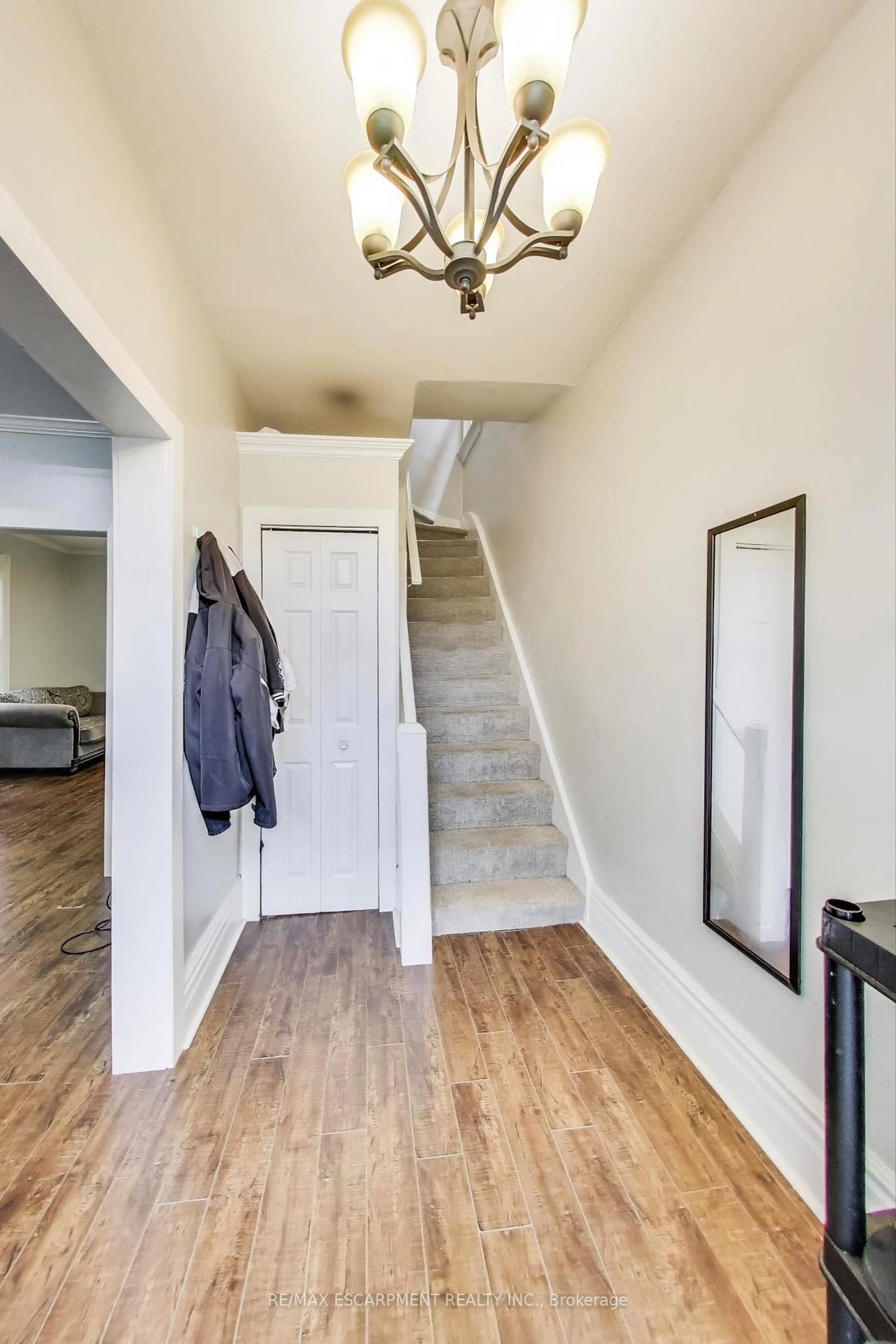 Indoor entryway for 8 Madison Ave, Hamilton Ontario L8L 5Y3