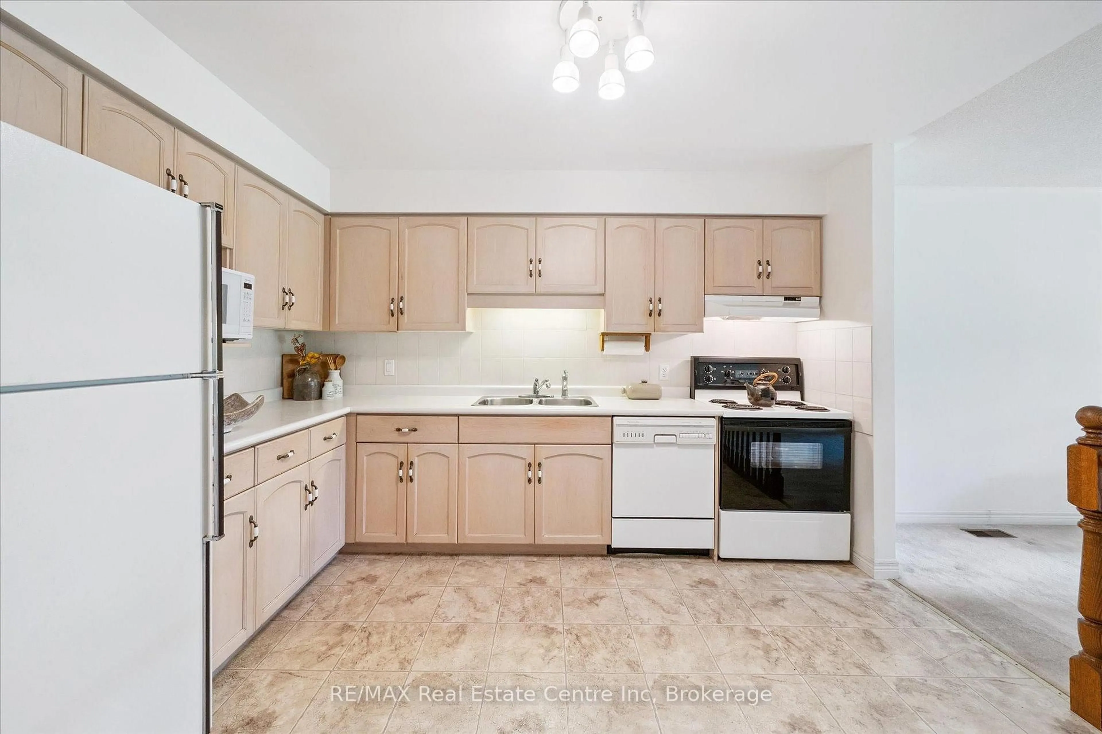 Standard kitchen, ceramic/tile floor for 3 GARDENVIEW Crt, Guelph Ontario N1G 4X7