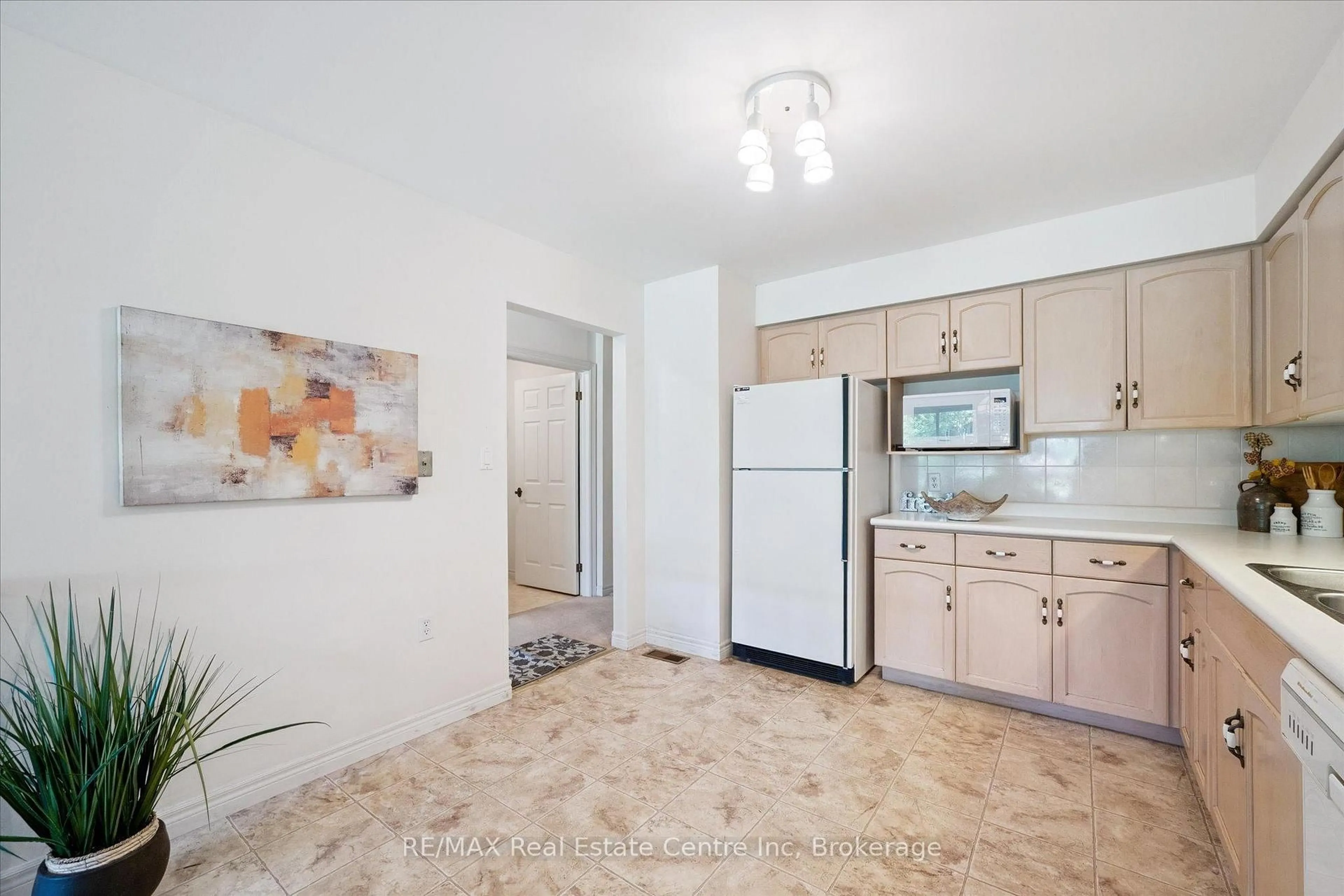 Standard kitchen, unknown for 3 GARDENVIEW Crt, Guelph Ontario N1G 4X7