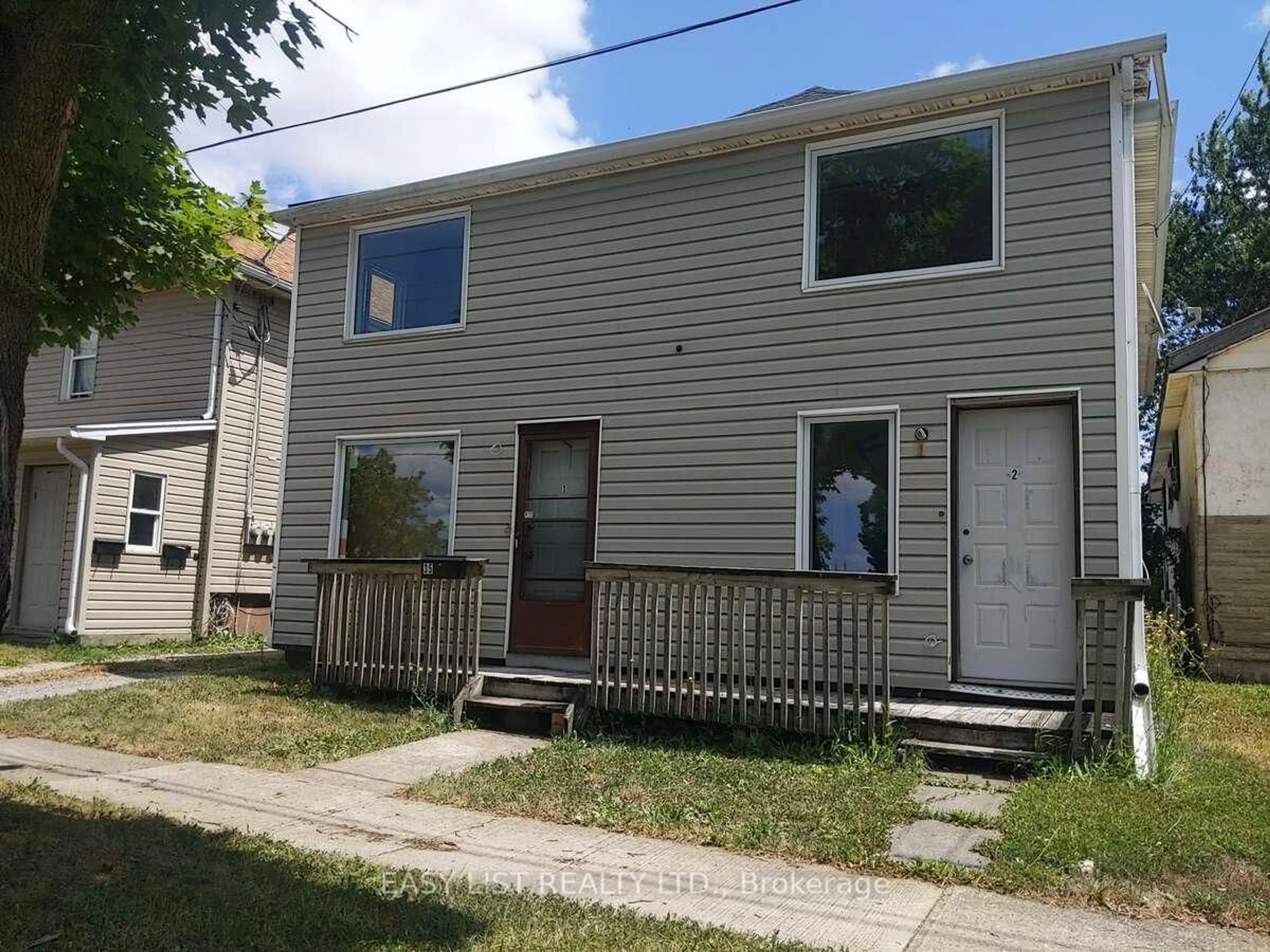 Home with vinyl exterior material, street for 35 Dain Ave, Welland Ontario L3B 3E4