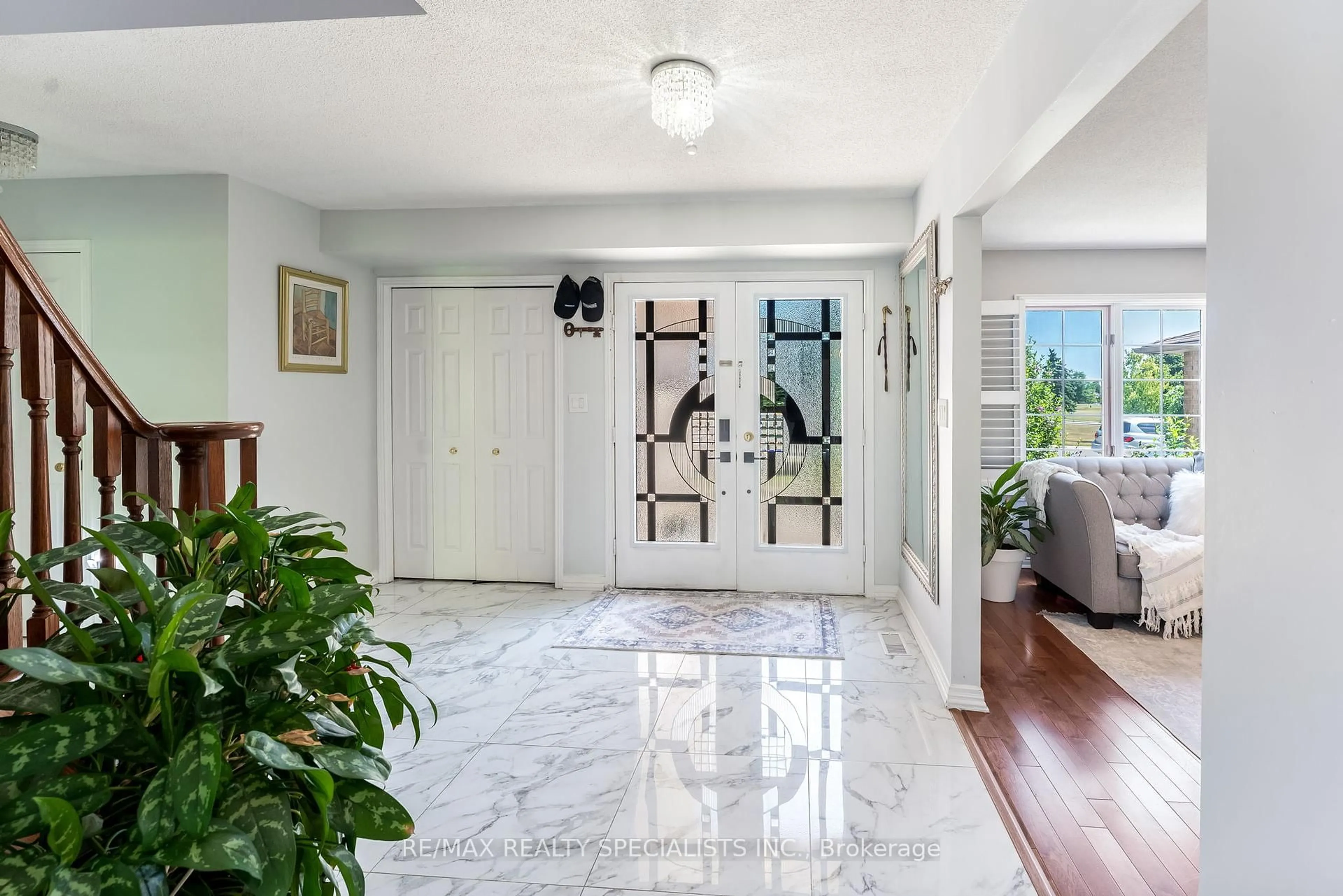 Indoor foyer for 287 Brigade Dr, Hamilton Ontario L9B 2G1