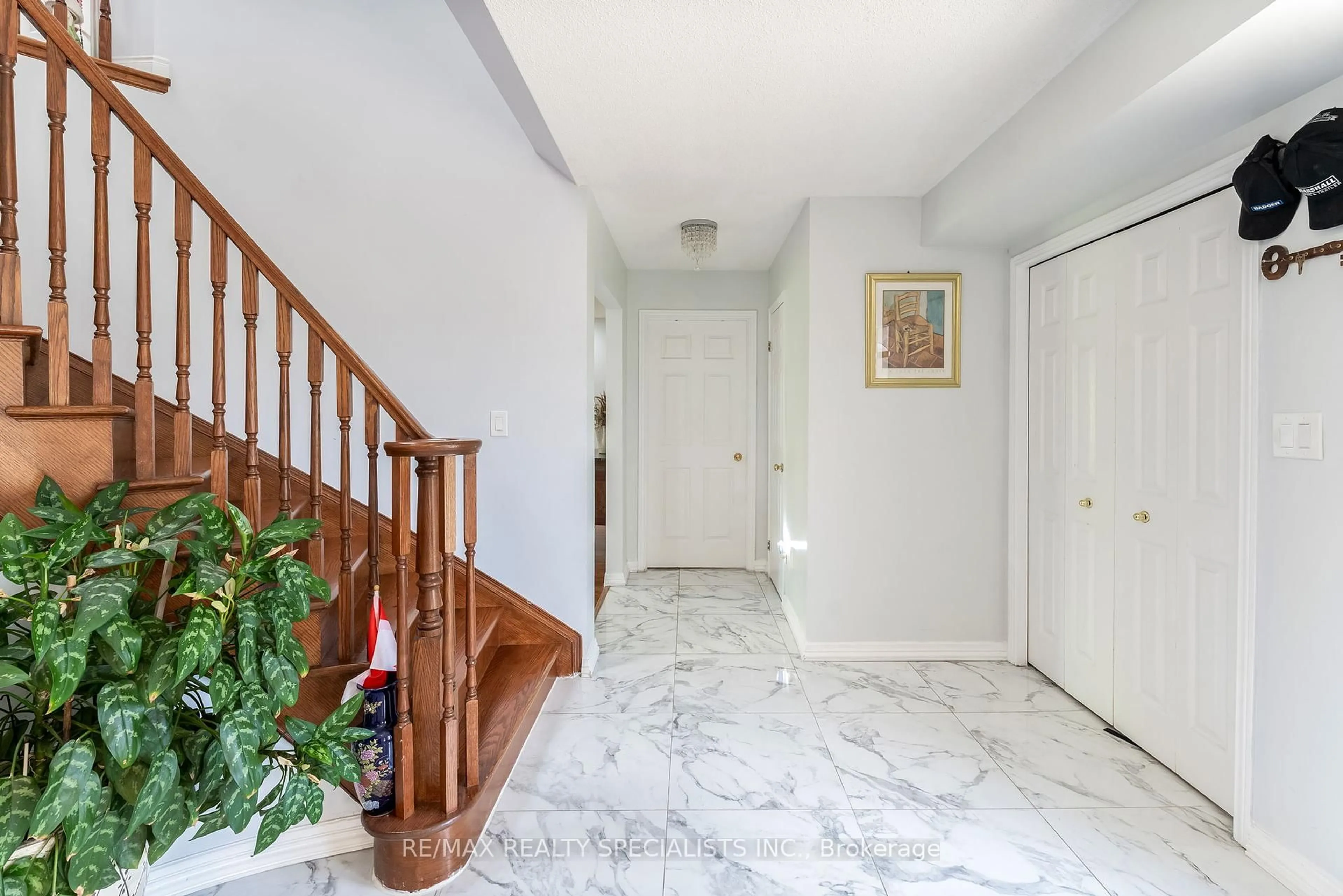 Indoor foyer for 287 Brigade Dr, Hamilton Ontario L9B 2G1