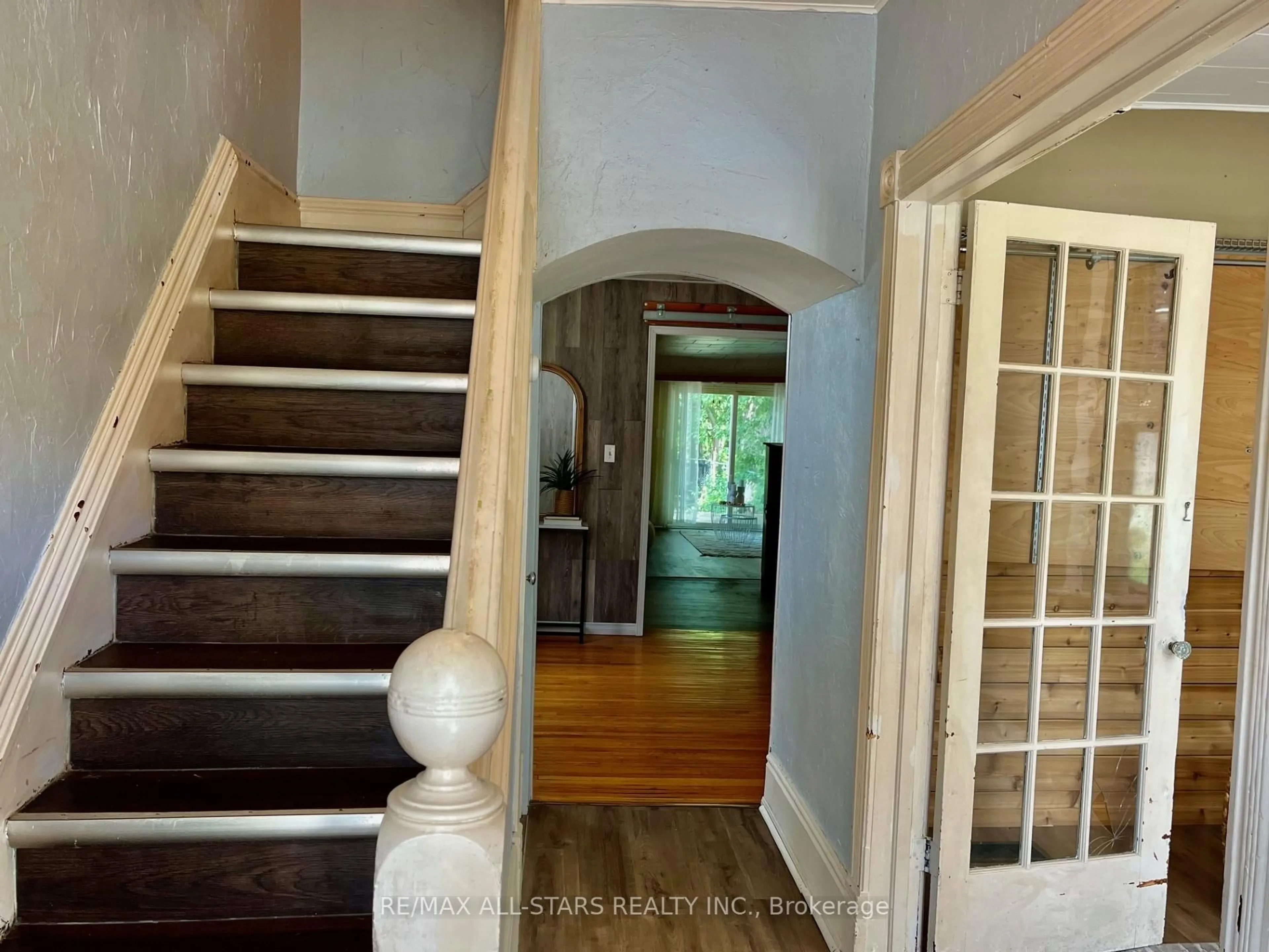 Indoor entryway for 44 Elgin St, Kawartha Lakes Ontario K9V 3W3