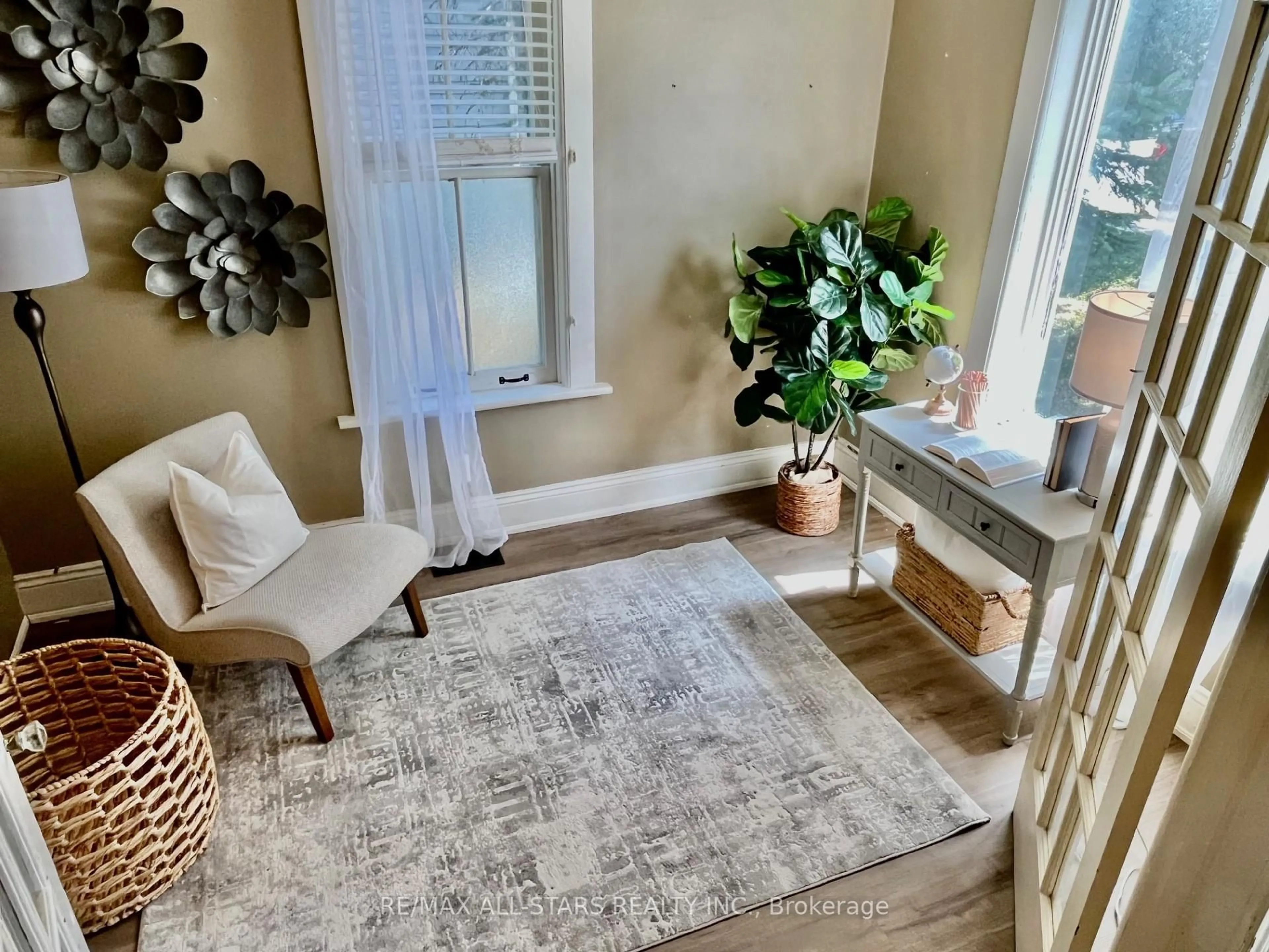 Indoor entryway for 44 Elgin St, Kawartha Lakes Ontario K9V 3W3