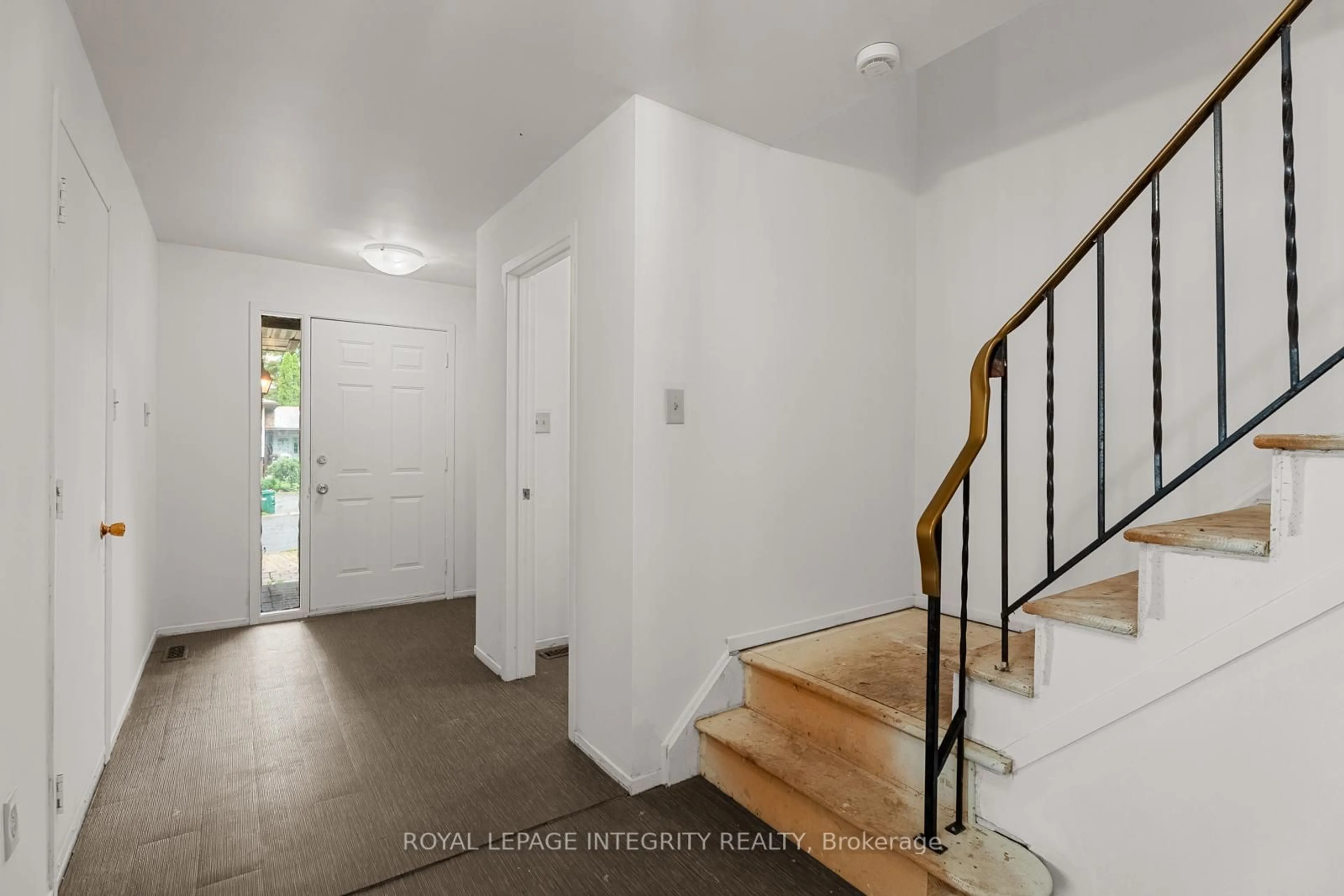 Indoor entryway for 42 Antler Ave, Ottawa Ontario K2J 2H2