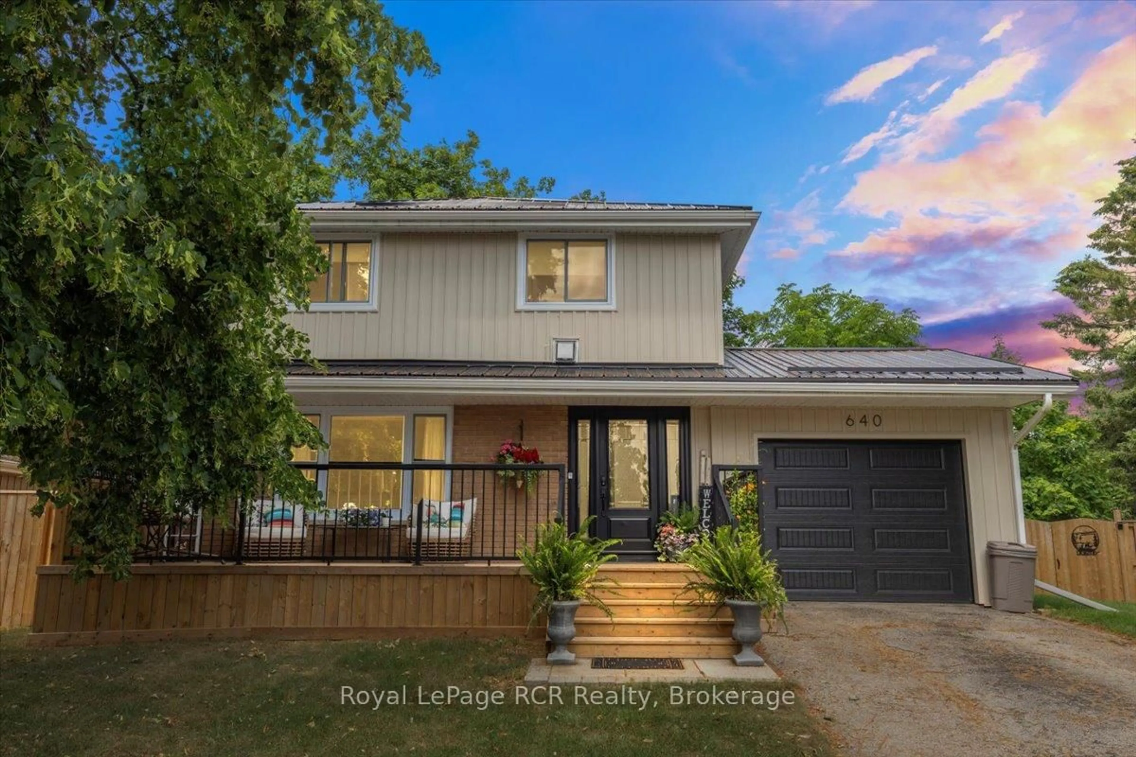 Home with vinyl exterior material, street for 640 13th St, Hanover Ontario N4N 1Y8