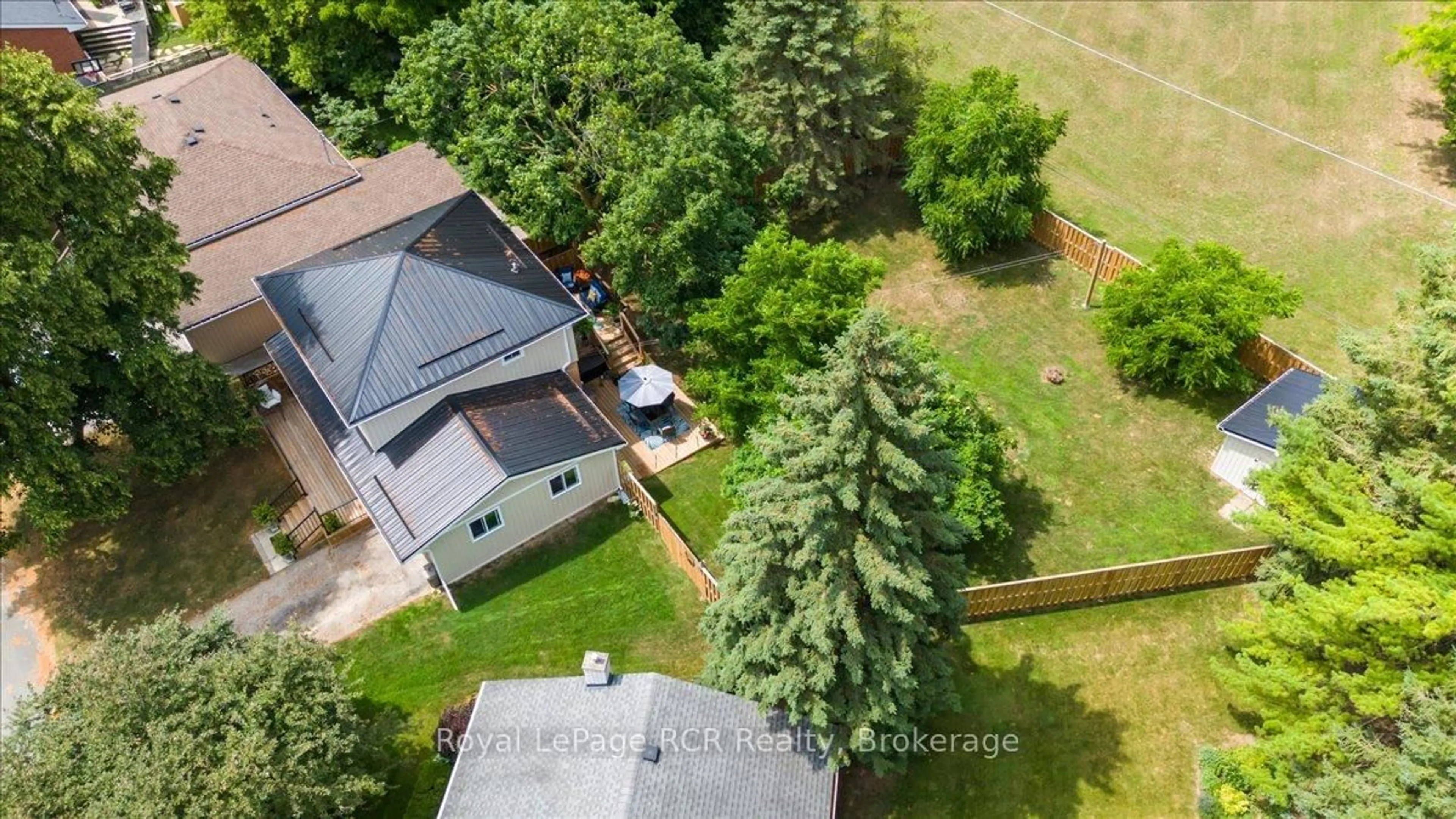 A pic from outside/outdoor area/front of a property/back of a property/a pic from drone, unknown for 640 13th St, Hanover Ontario N4N 1Y8