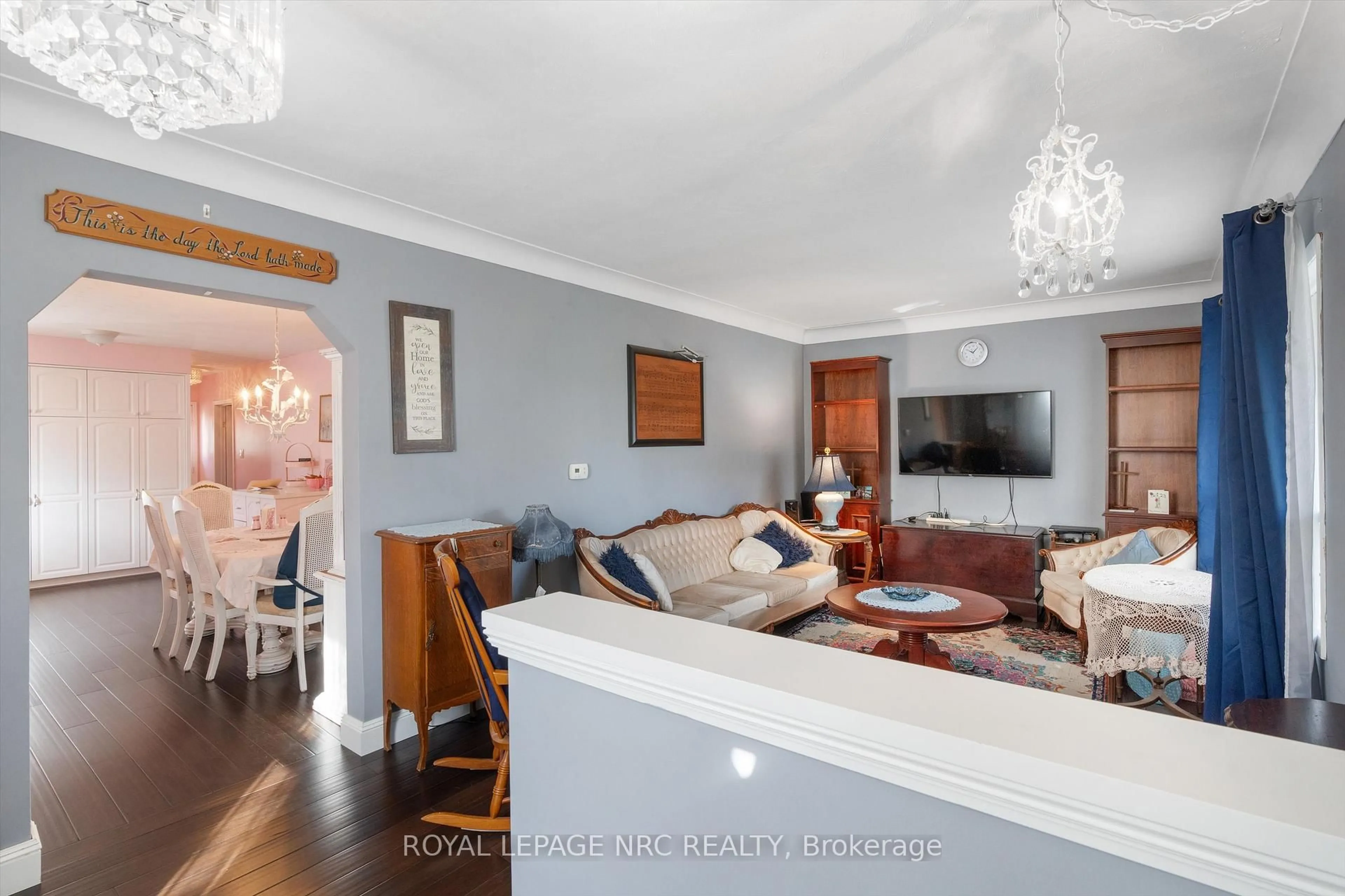 Living room with furniture, wood/laminate floor for 11 CLEVELAND St, Thorold Ontario L2V 3K3