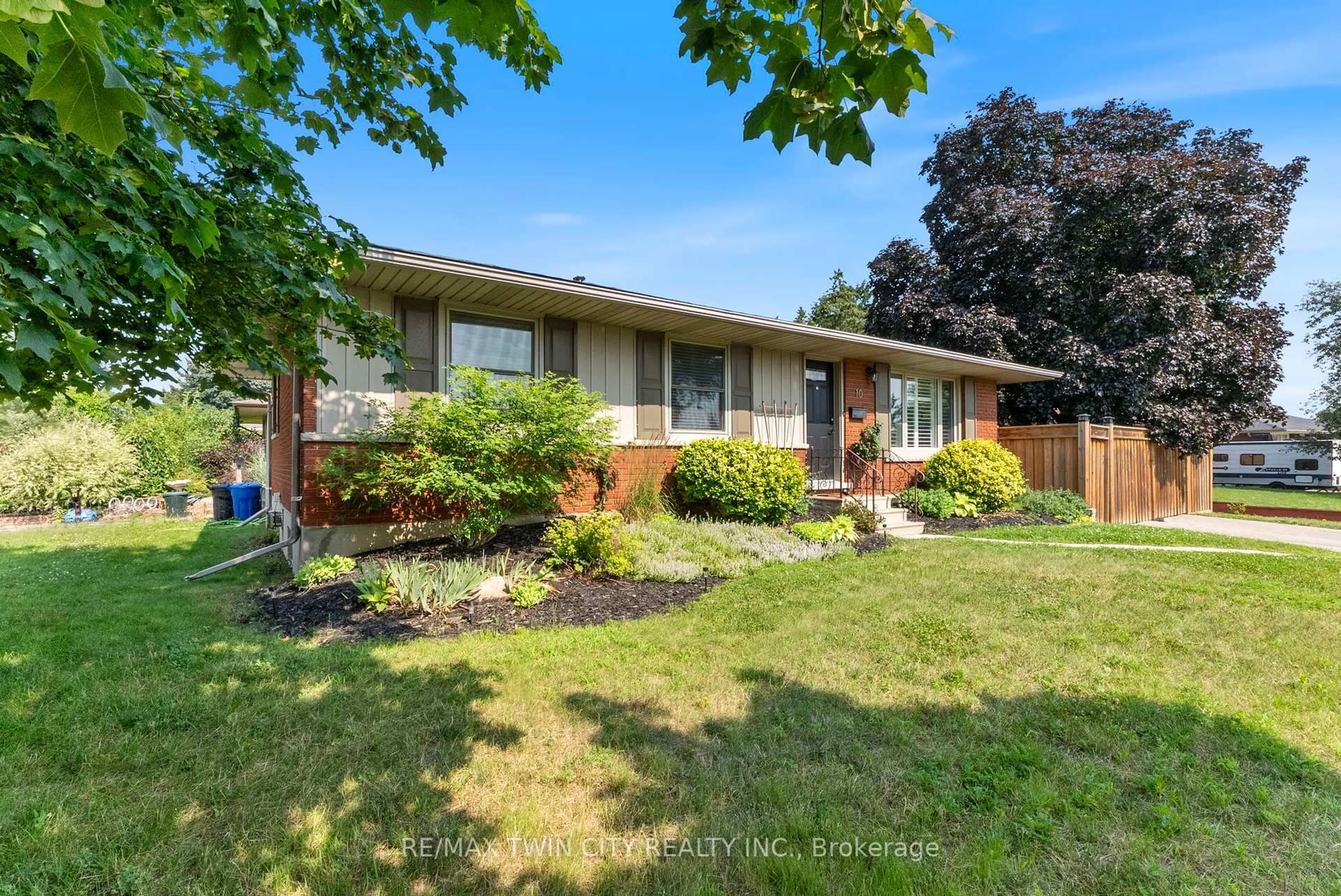 Home with brick exterior material, street for 10 Kent Rd, Brantford Ontario N3R 5G6