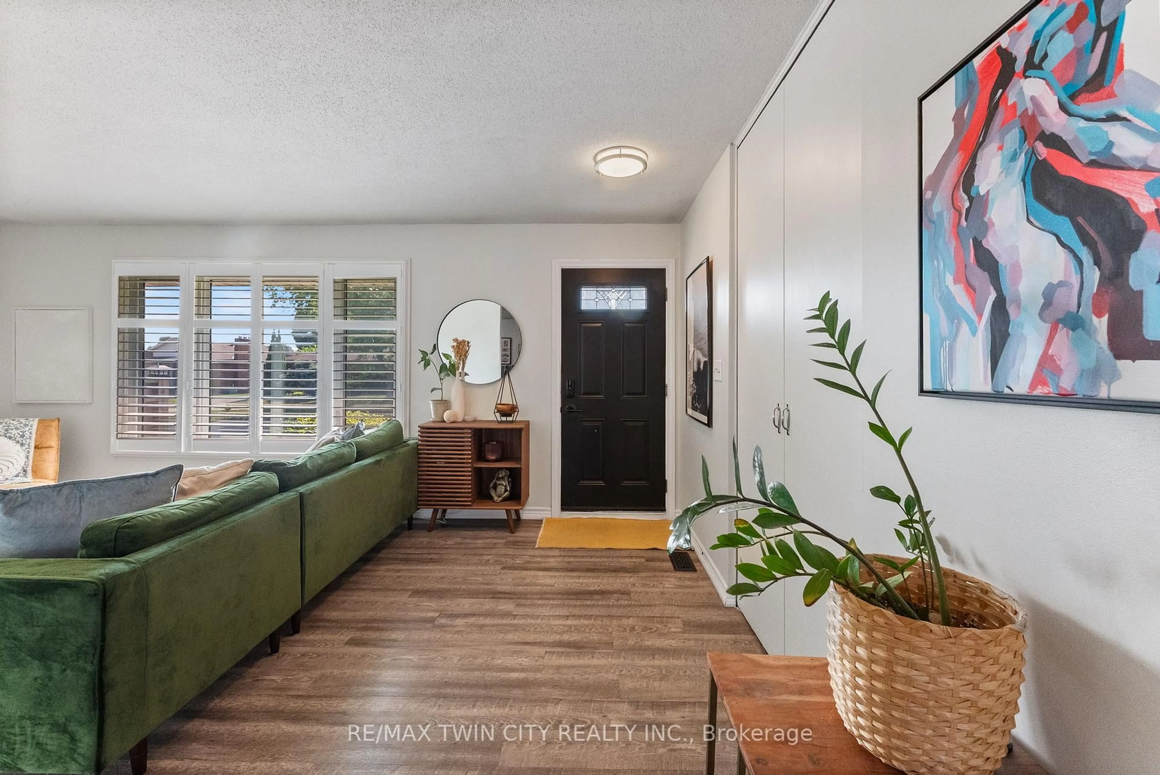 Indoor entryway for 10 Kent Rd, Brantford Ontario N3R 5G6