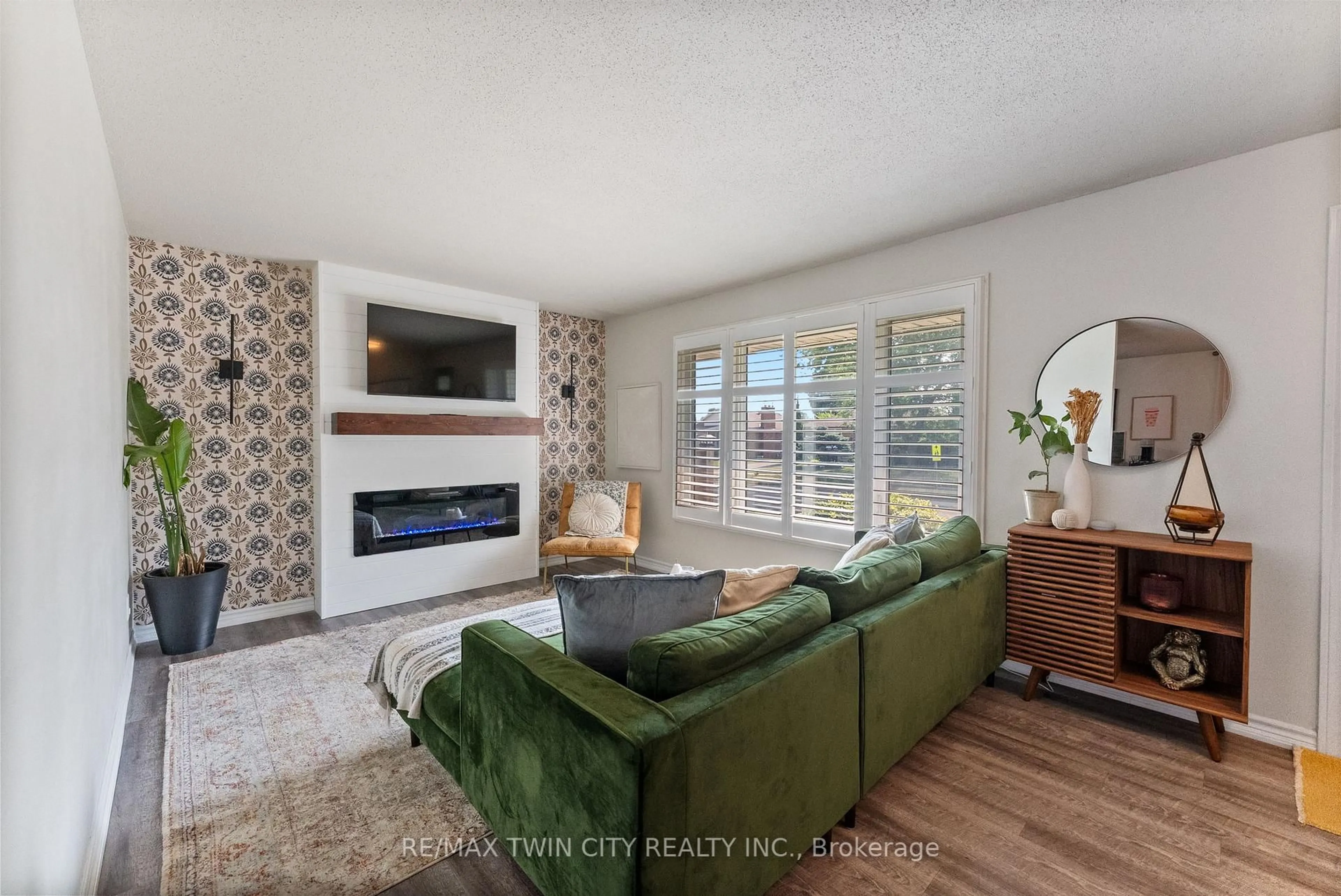 Living room with furniture, unknown for 10 Kent Rd, Brantford Ontario N3R 5G6