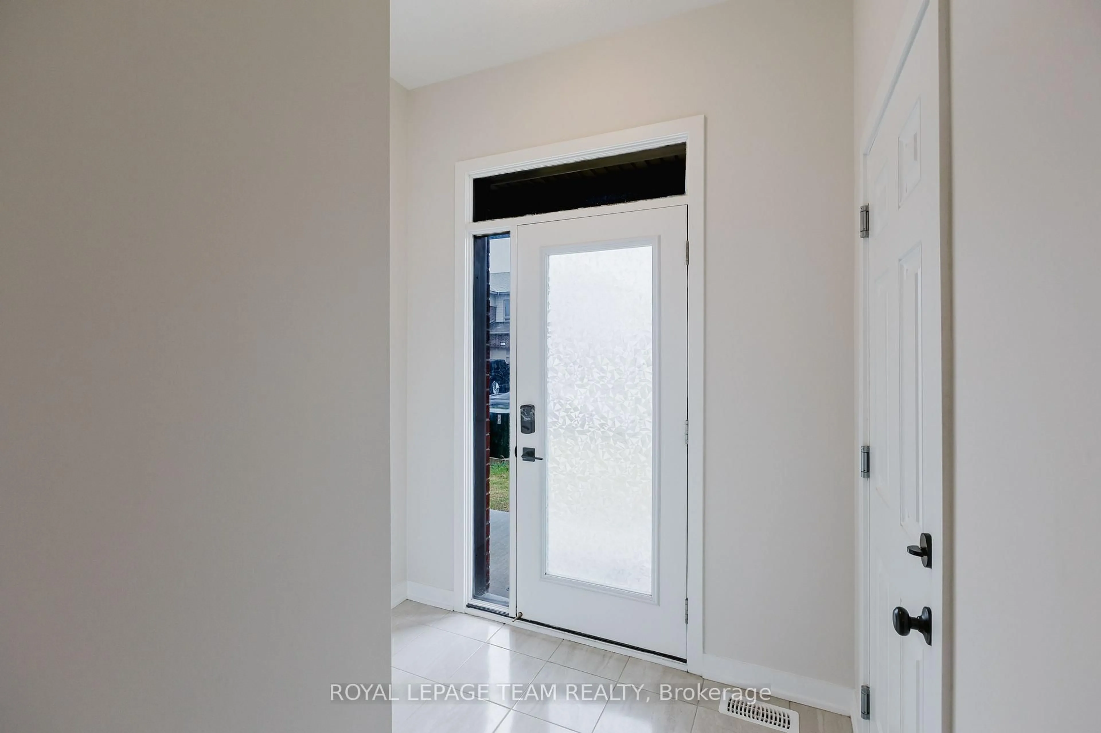 Indoor entryway for 611 Fenwick Way, Ottawa Ontario K2J 7E5