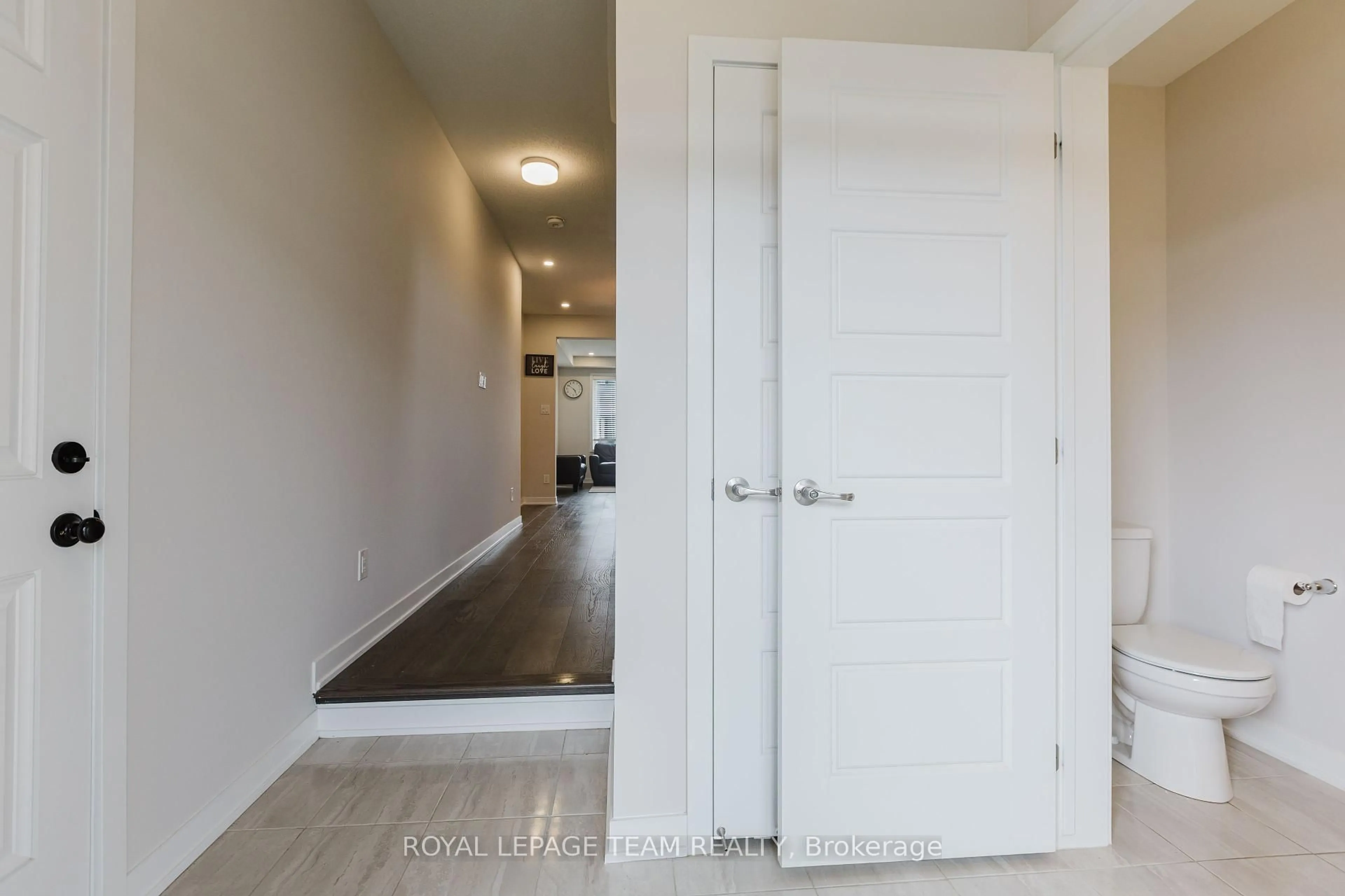 Indoor entryway for 611 Fenwick Way, Ottawa Ontario K2J 7E5