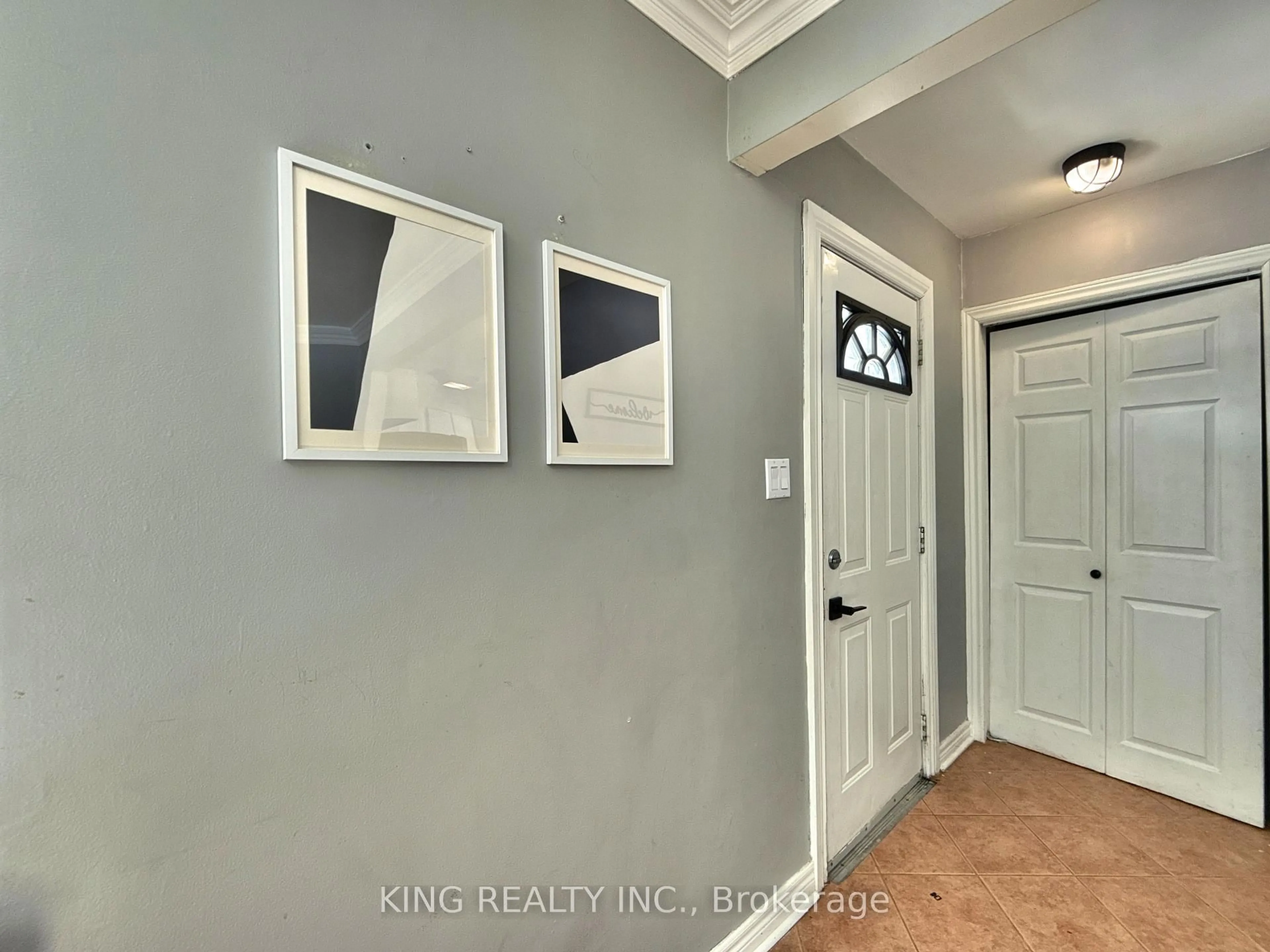 Indoor entryway for 206 Rhine Ave, London East Ontario N5Y 1C6
