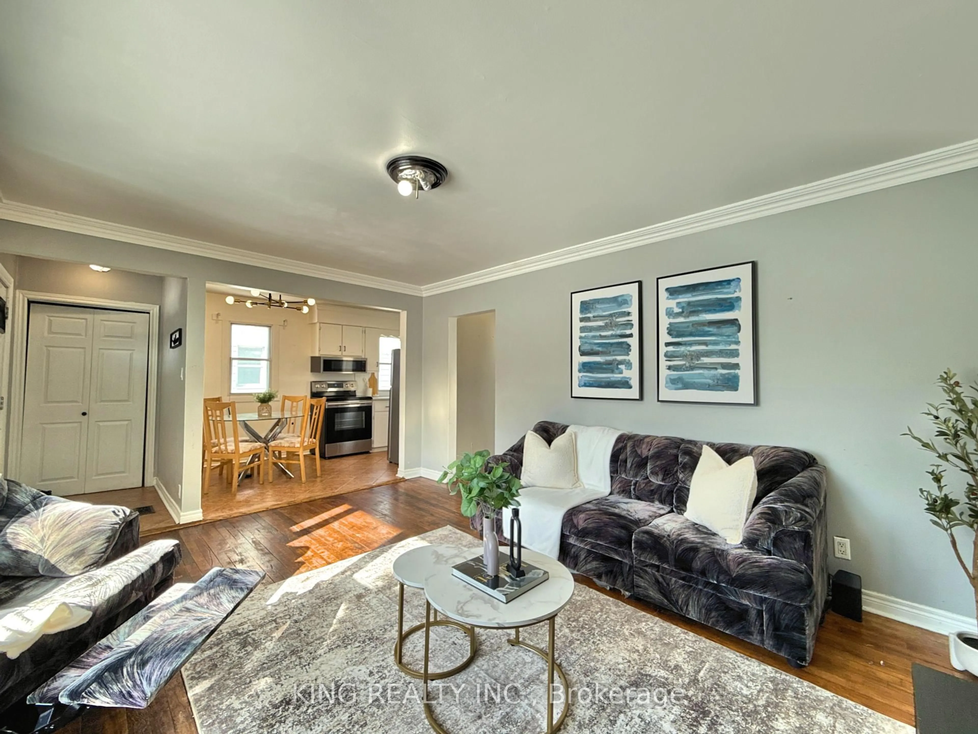 Living room with furniture, wood/laminate floor for 206 Rhine Ave, London East Ontario N5Y 1C6