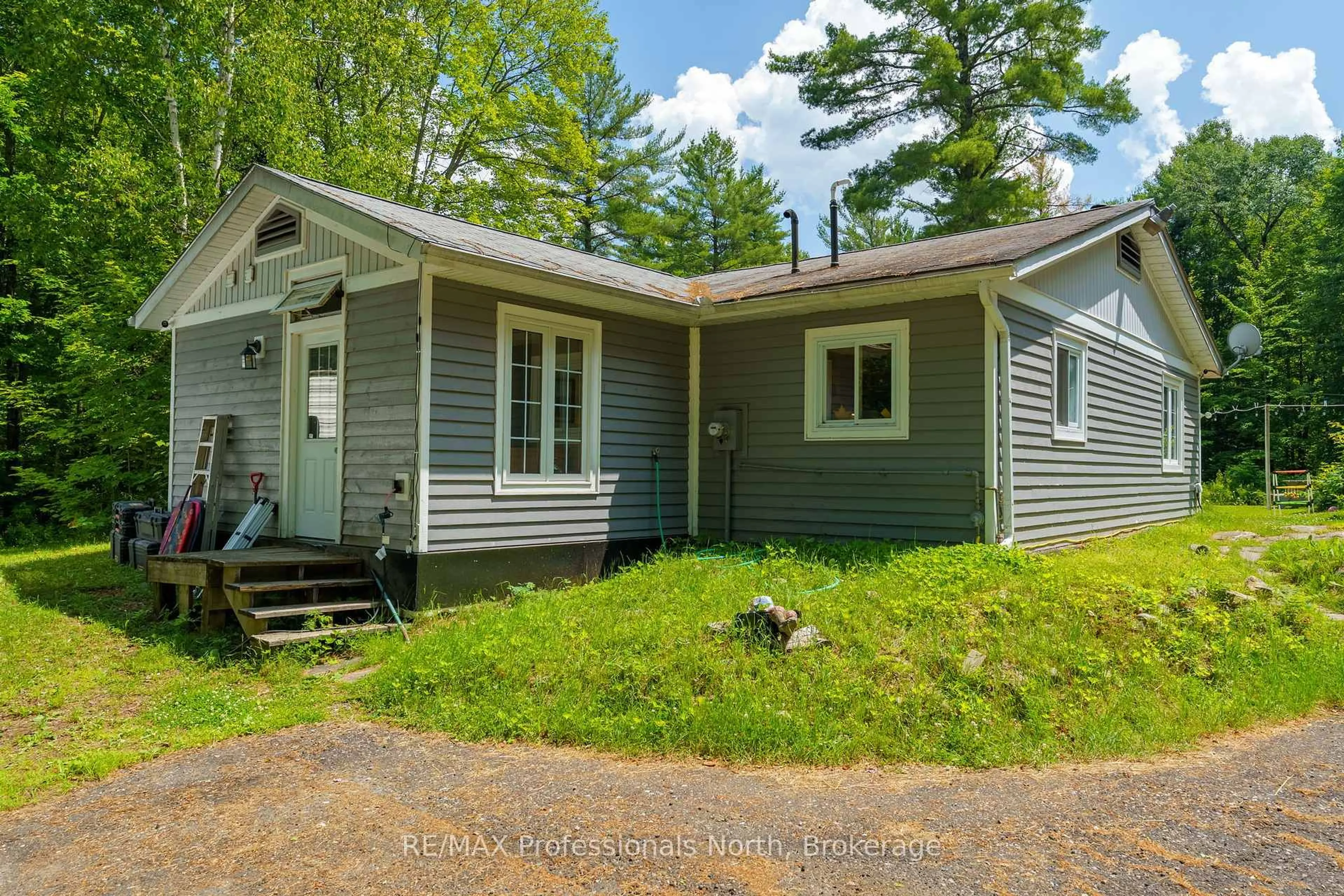 Home with vinyl exterior material, unknown for 187 Stephenson 4 Rd, Huntsville Ontario P0B 1M0
