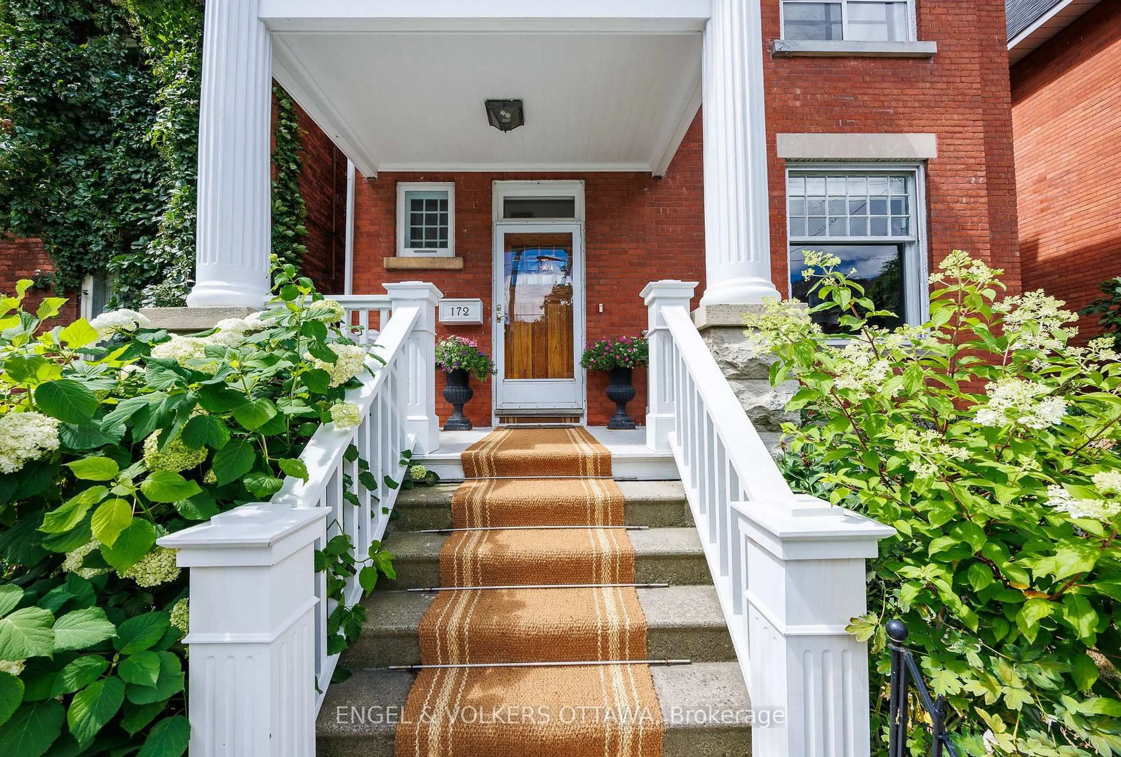 Indoor entryway for 172 Cartier St, Ottawa Ontario K2P 1K9