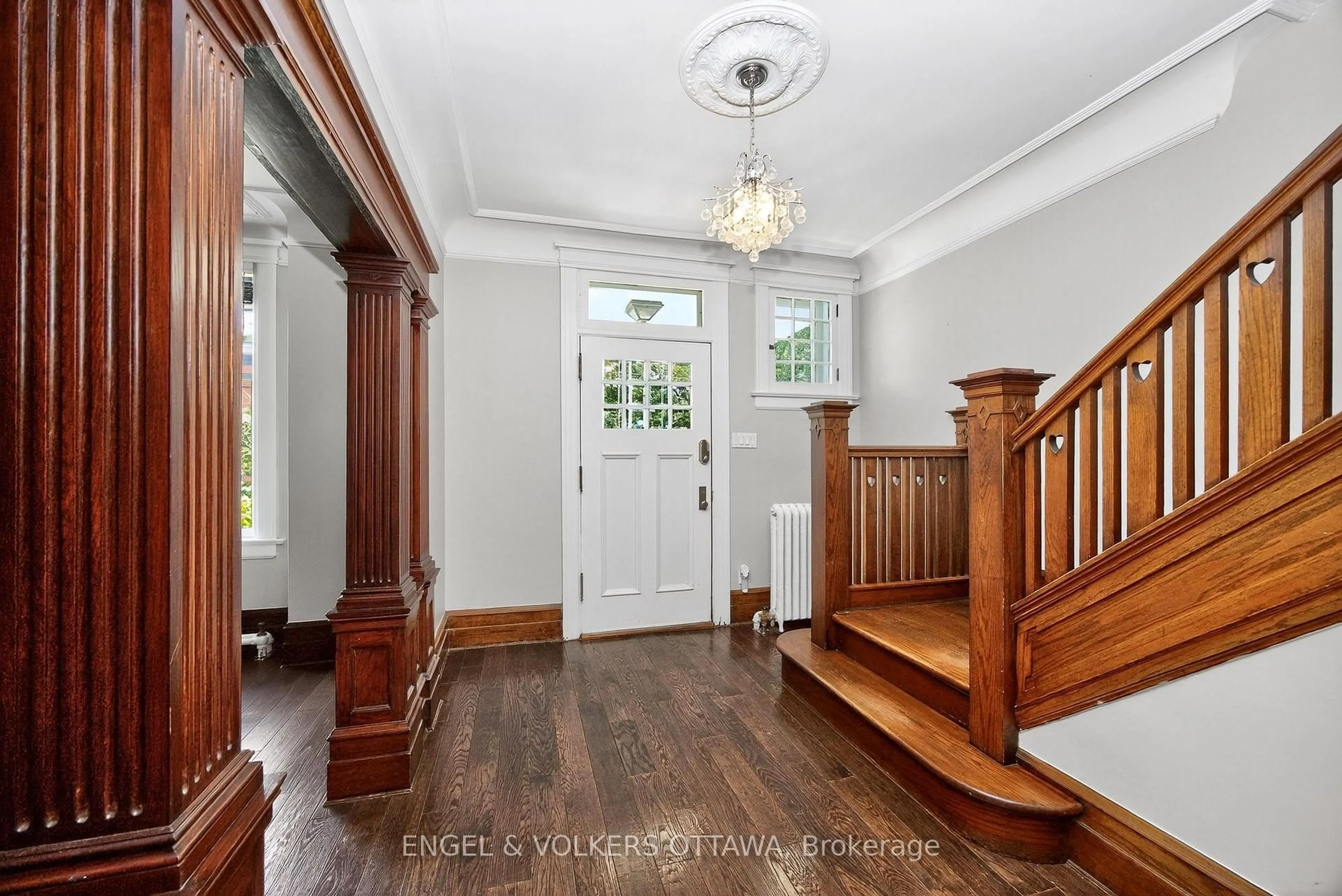 Indoor entryway for 172 Cartier St, Ottawa Ontario K2P 1K9