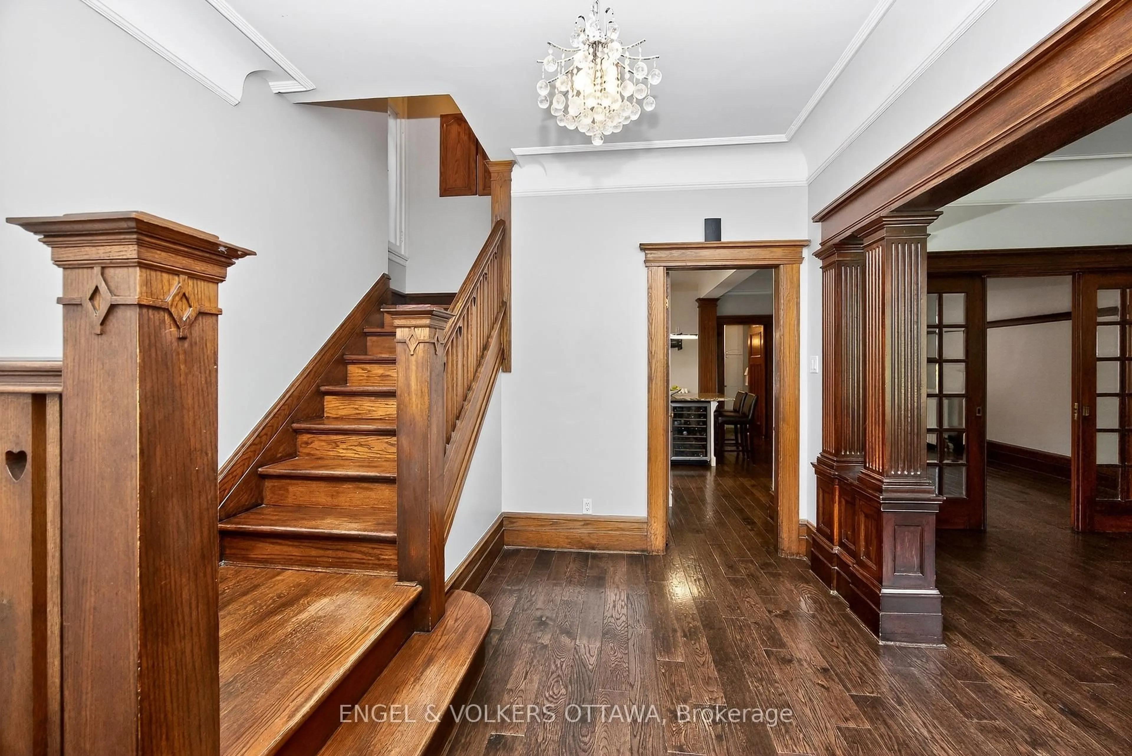Indoor foyer for 172 Cartier St, Ottawa Ontario K2P 1K9