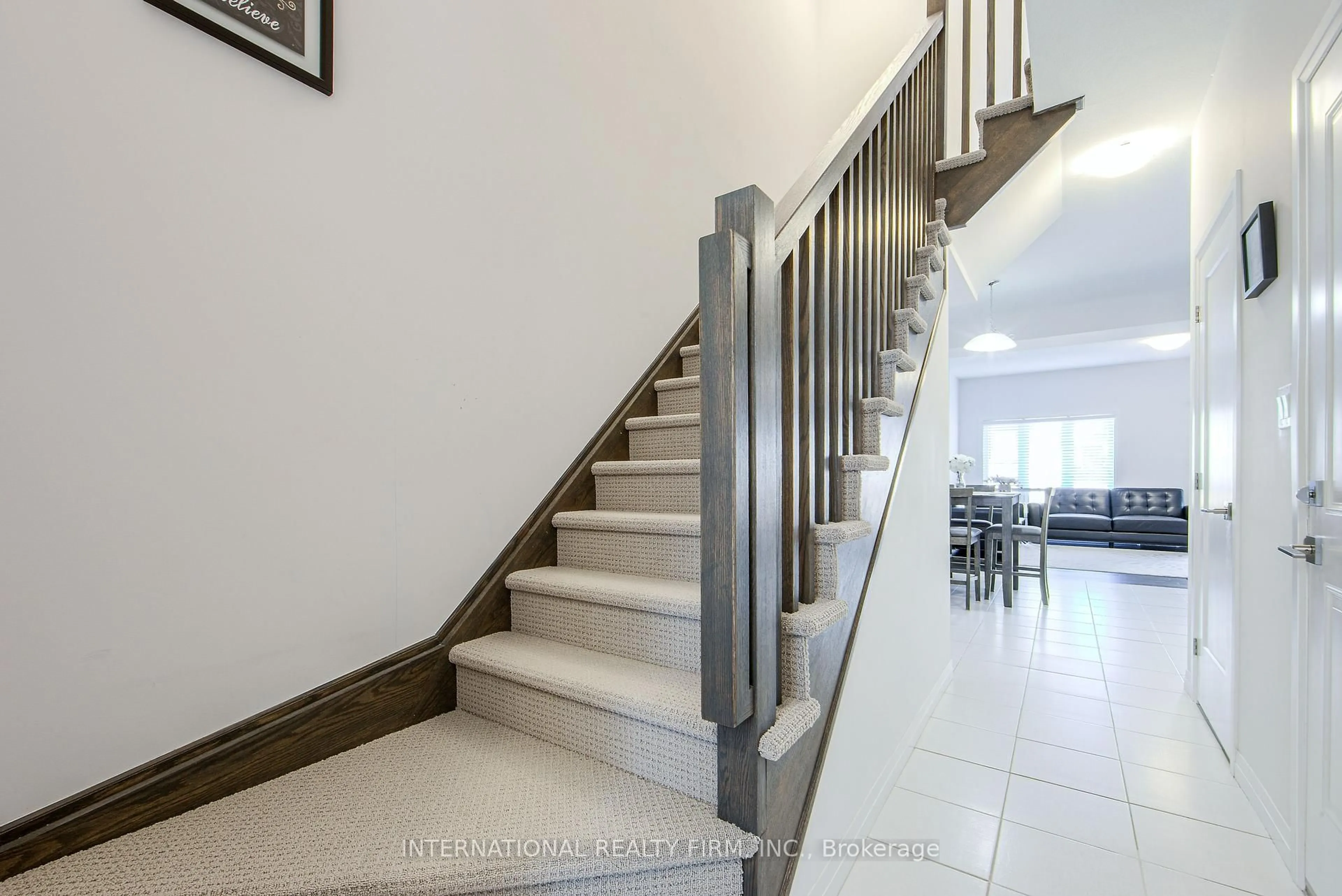 Indoor foyer for 8 Greenwich Ave, Hamilton Ontario L8J 0L5