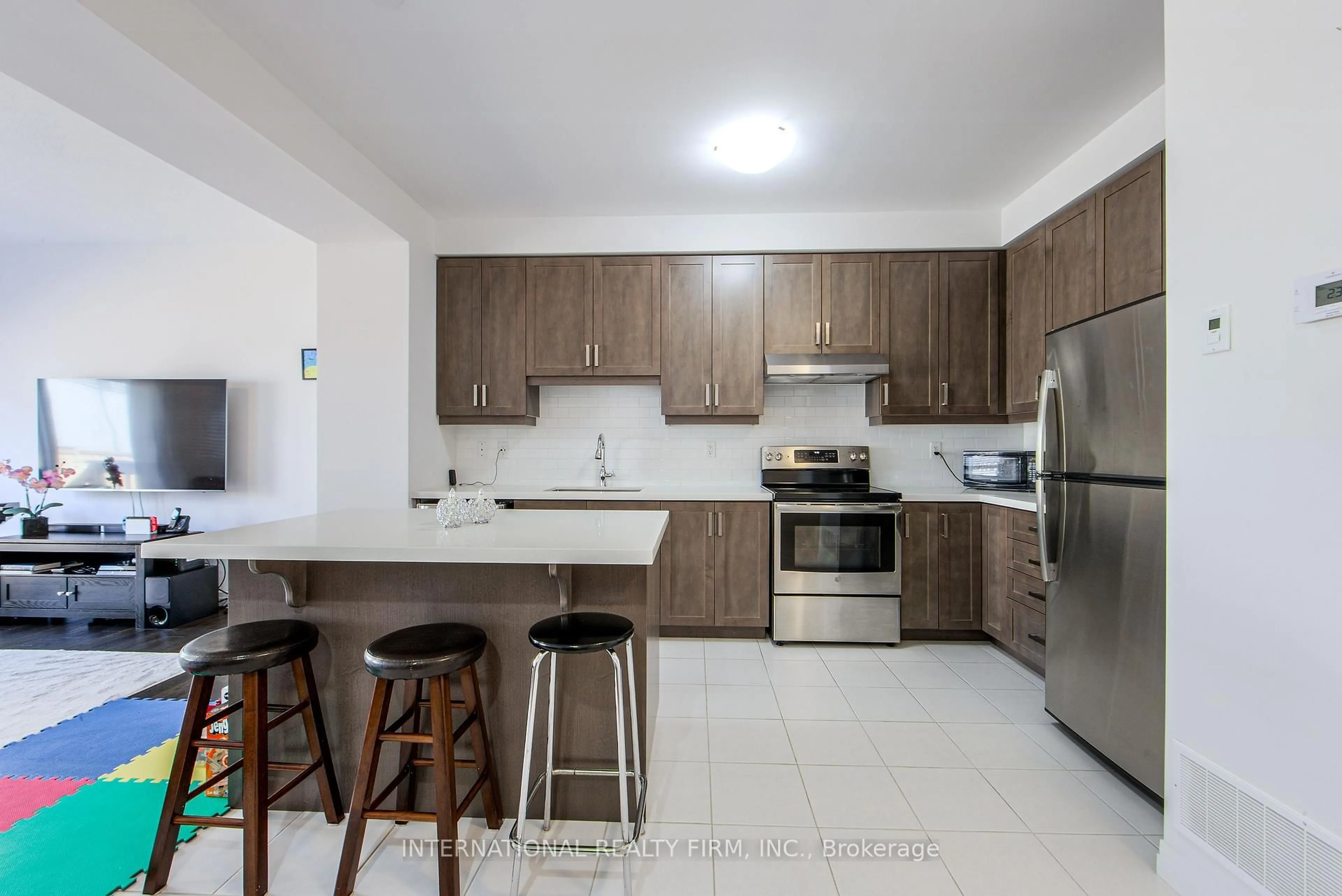 Standard kitchen, unknown for 8 Greenwich Ave, Hamilton Ontario L8J 0L5