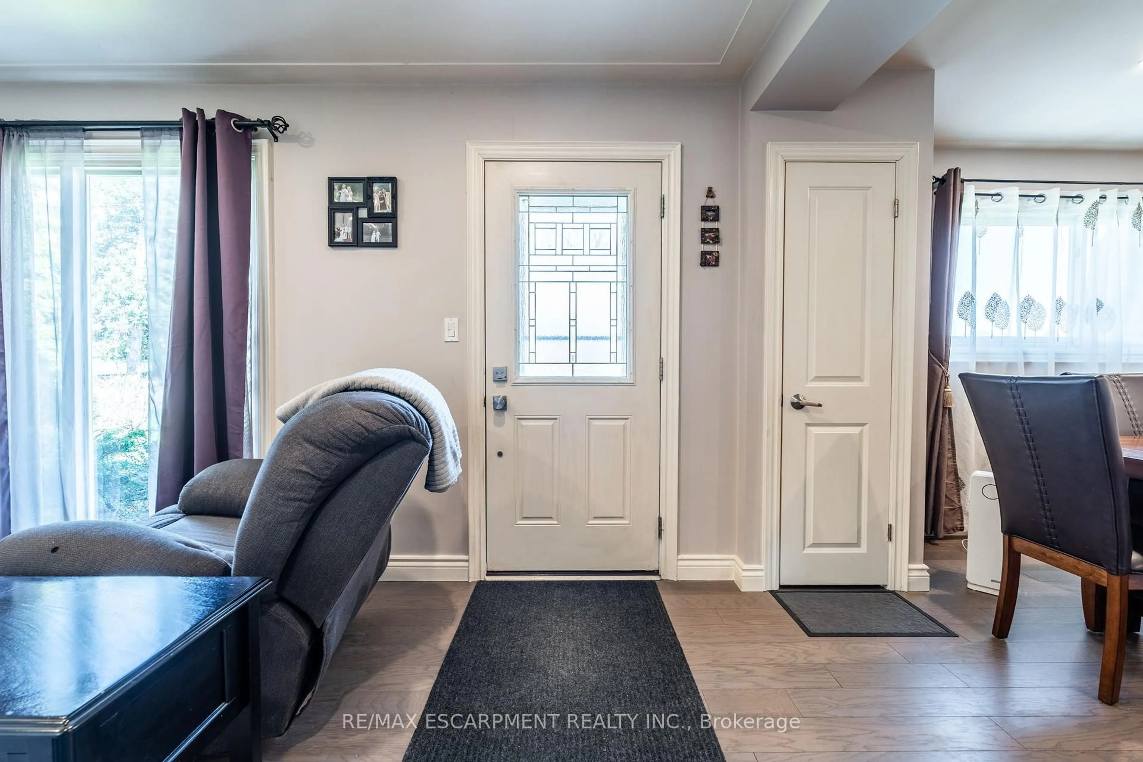Indoor entryway for 258 Oakhill Dr, Brantford Ontario N3T 5L7