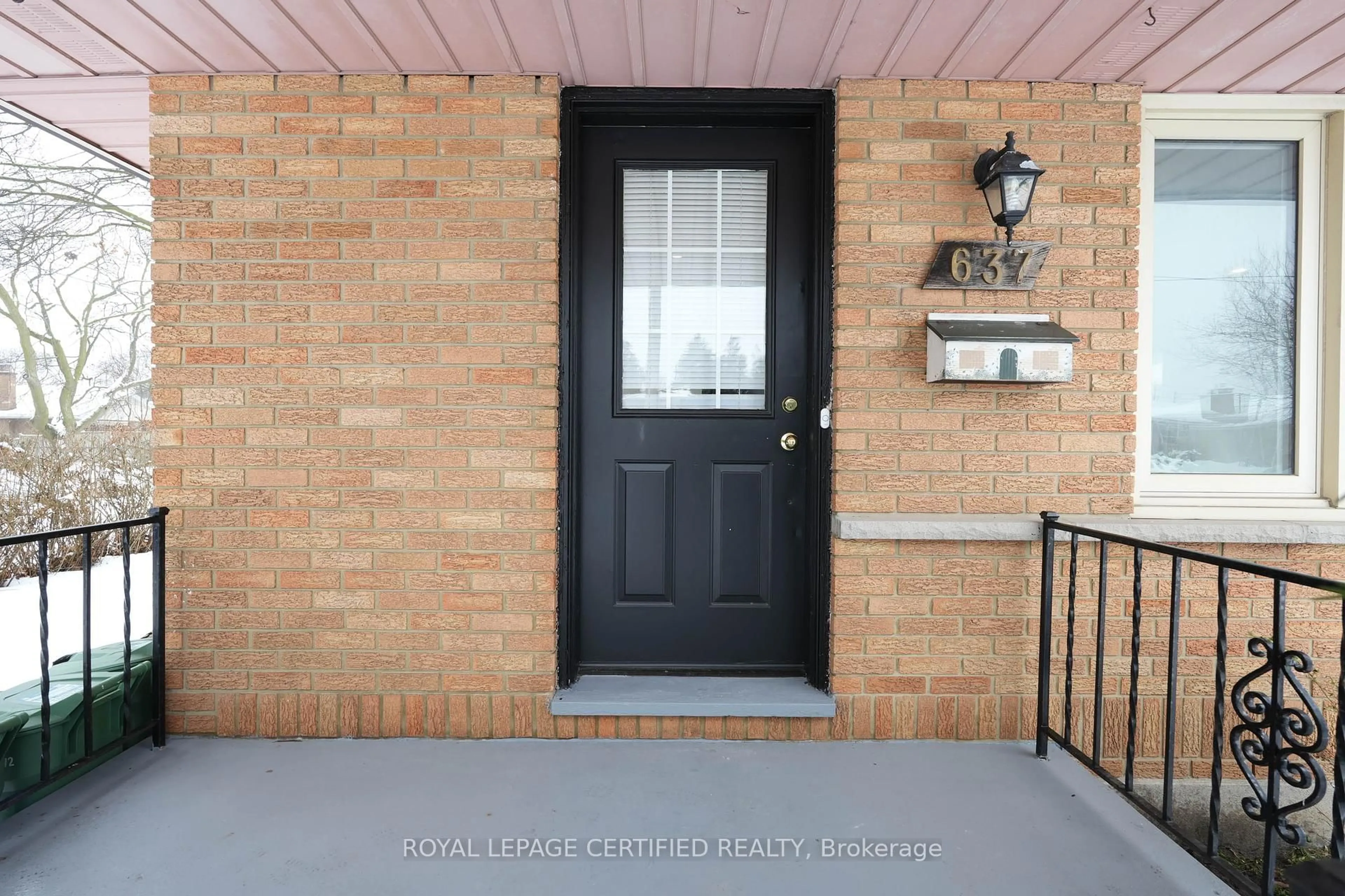 Indoor entryway for 637 Ross St, London East Ontario N5Y 3V8