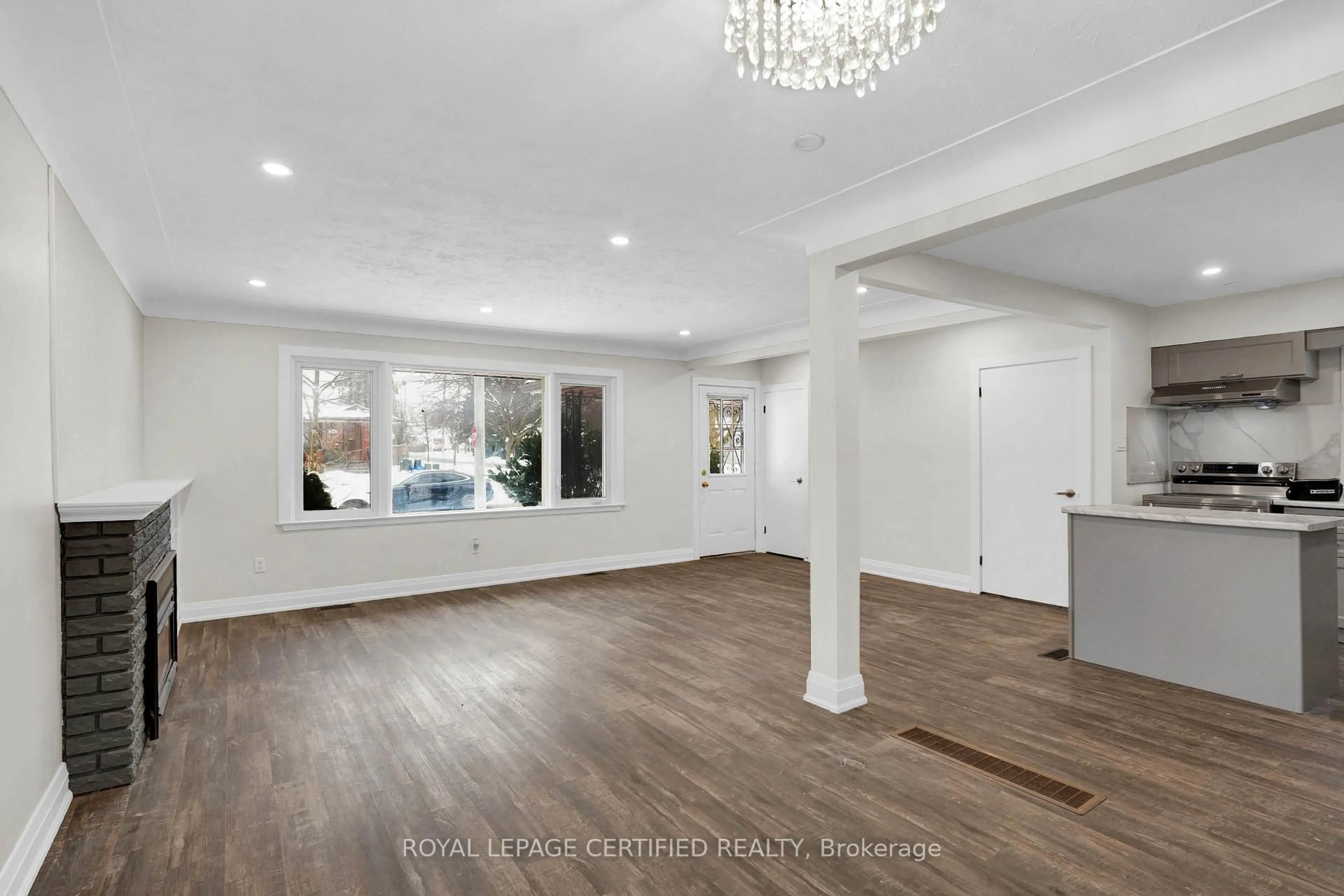 Indoor entryway for 637 Ross St, London East Ontario N5Y 3V8