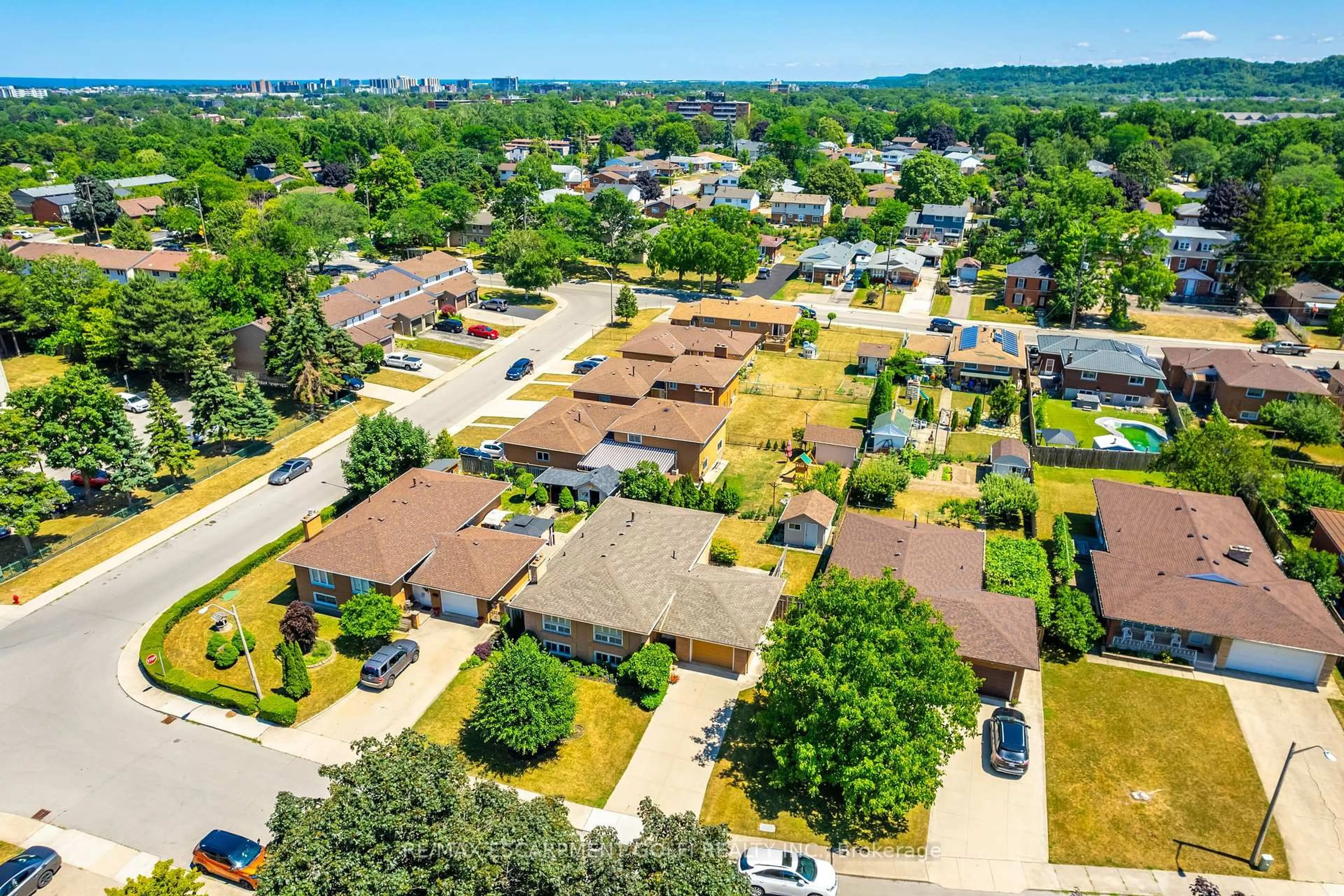 A pic from outside/outdoor area/front of a property/back of a property/a pic from drone, street for 5 Rouge Hill Crt, Hamilton Ontario L8K 5H9