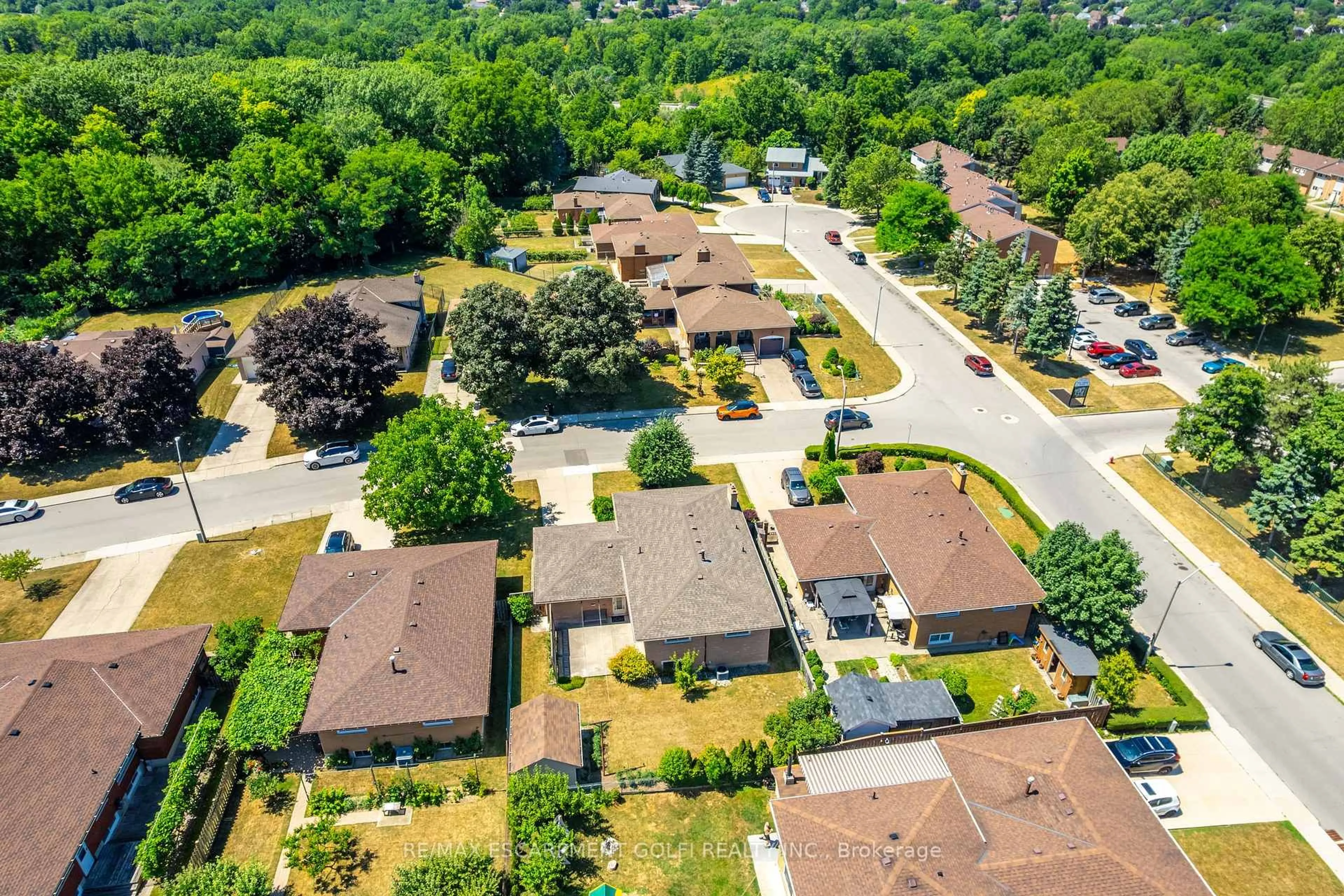 A pic from outside/outdoor area/front of a property/back of a property/a pic from drone, street for 5 Rouge Hill Crt, Hamilton Ontario L8K 5H9
