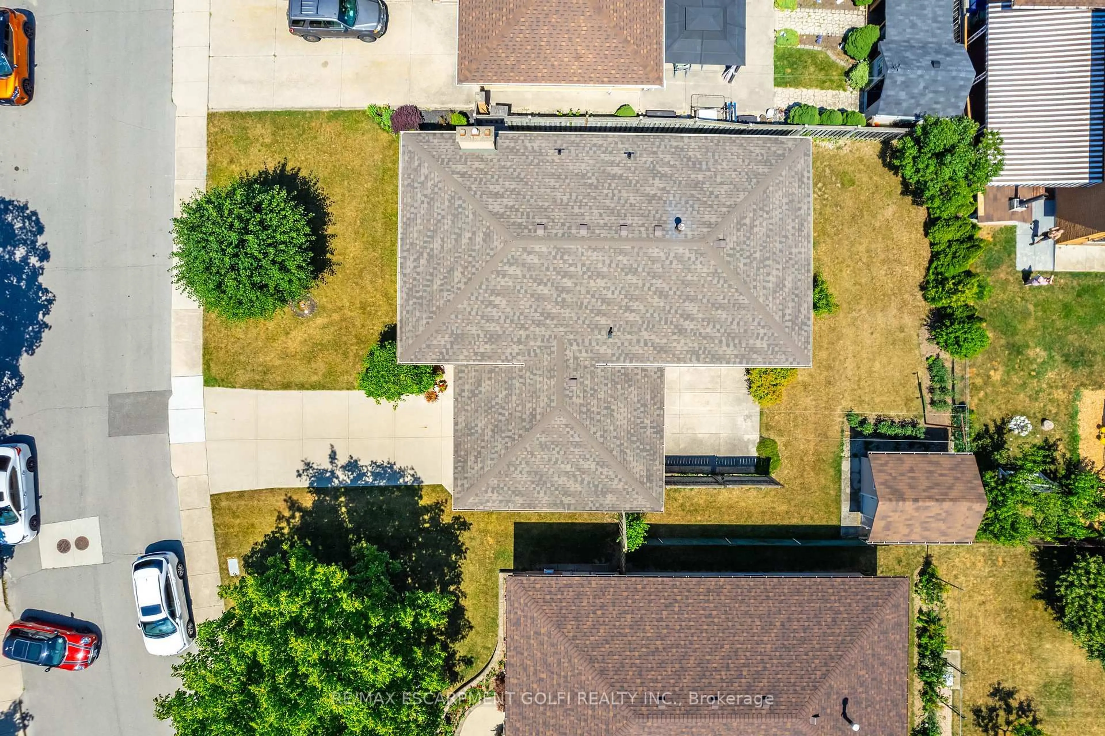 A pic from outside/outdoor area/front of a property/back of a property/a pic from drone, street for 5 Rouge Hill Crt, Hamilton Ontario L8K 5H9