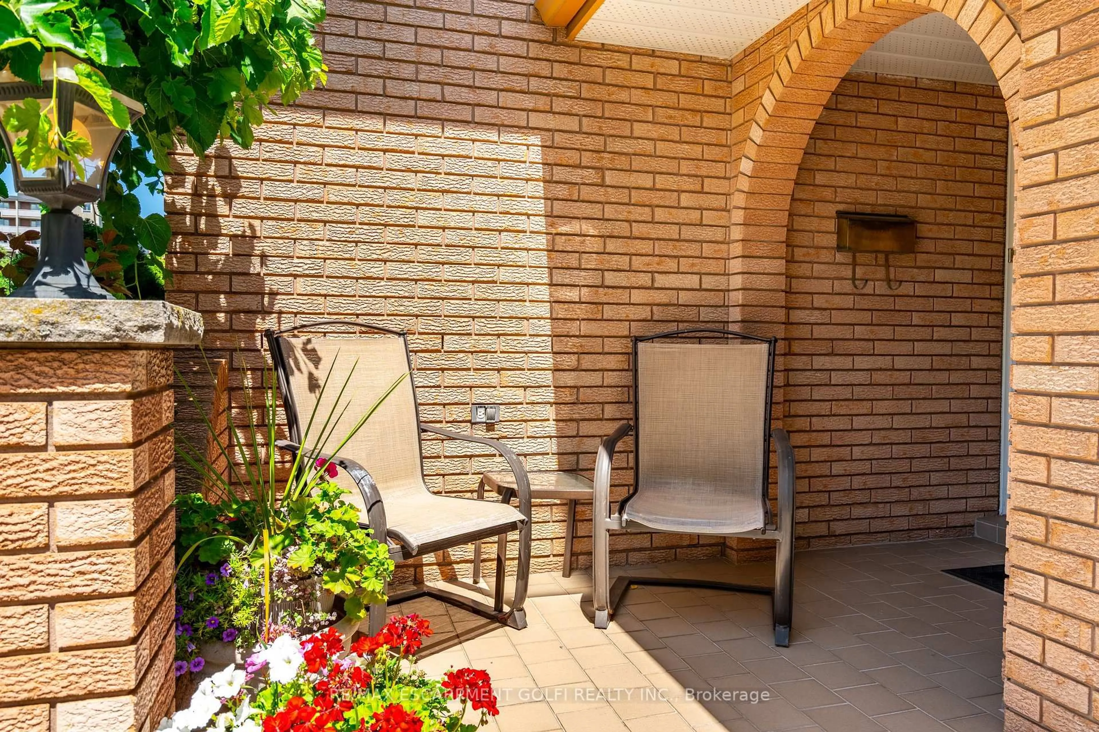 Patio, street for 5 Rouge Hill Crt, Hamilton Ontario L8K 5H9