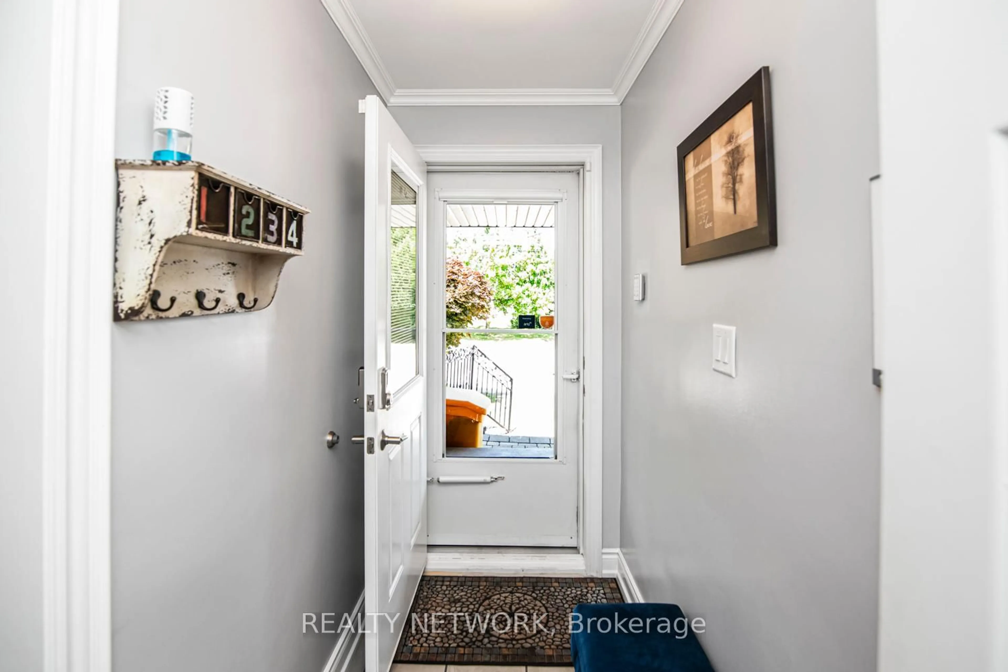 Indoor entryway for 101 Victor Blvd, Hamilton Ontario L9A 2V3