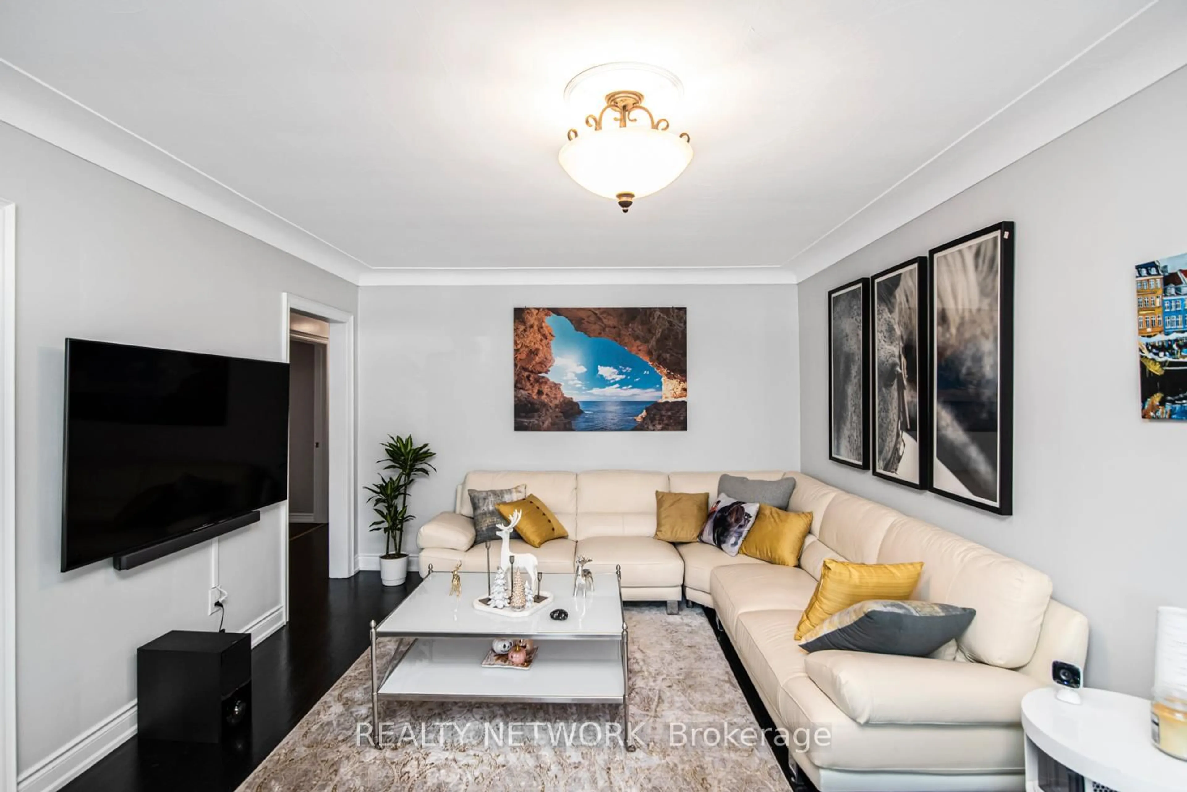 Living room with furniture, unknown for 101 Victor Blvd, Hamilton Ontario L9A 2V3