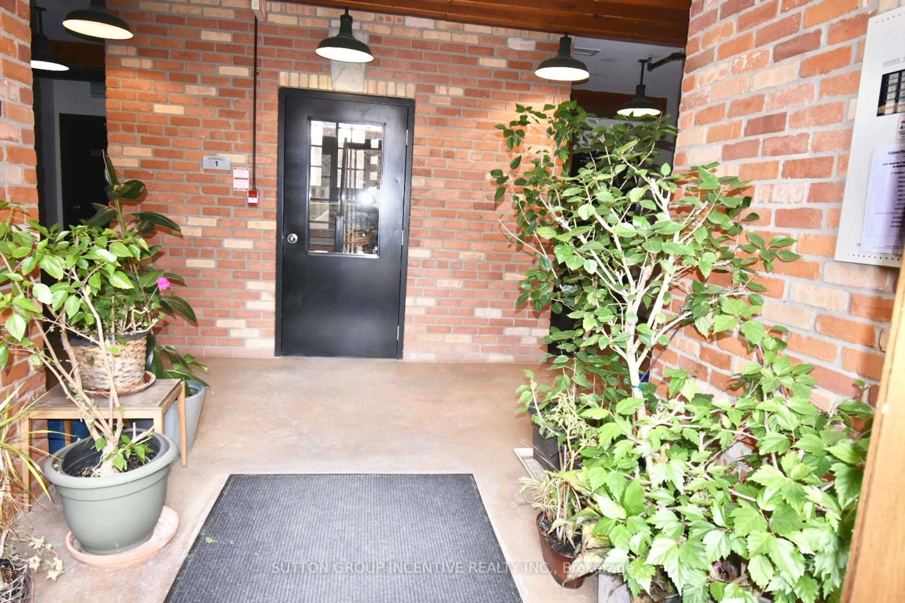 Indoor foyer for 36 Margaret St #24, Hamilton Ontario L8P 4C8