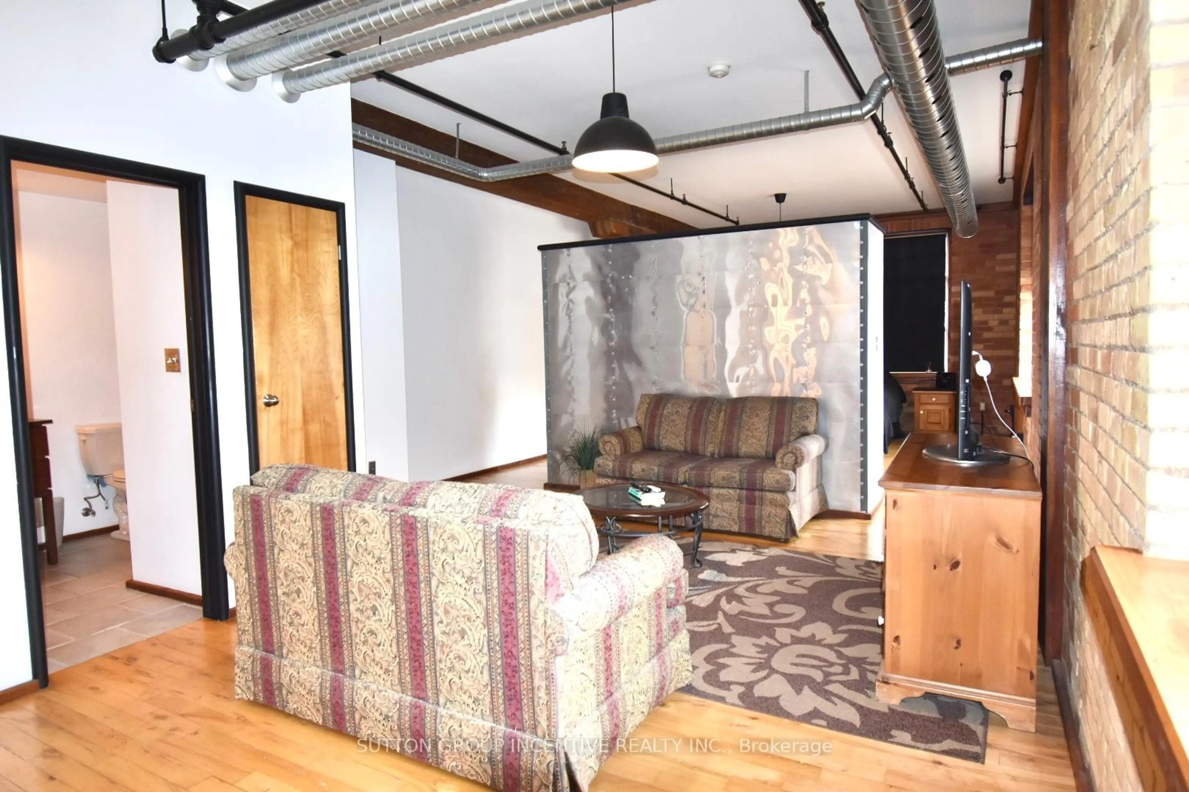 Living room with furniture, unknown for 36 Margaret St #24, Hamilton Ontario L8P 4C8