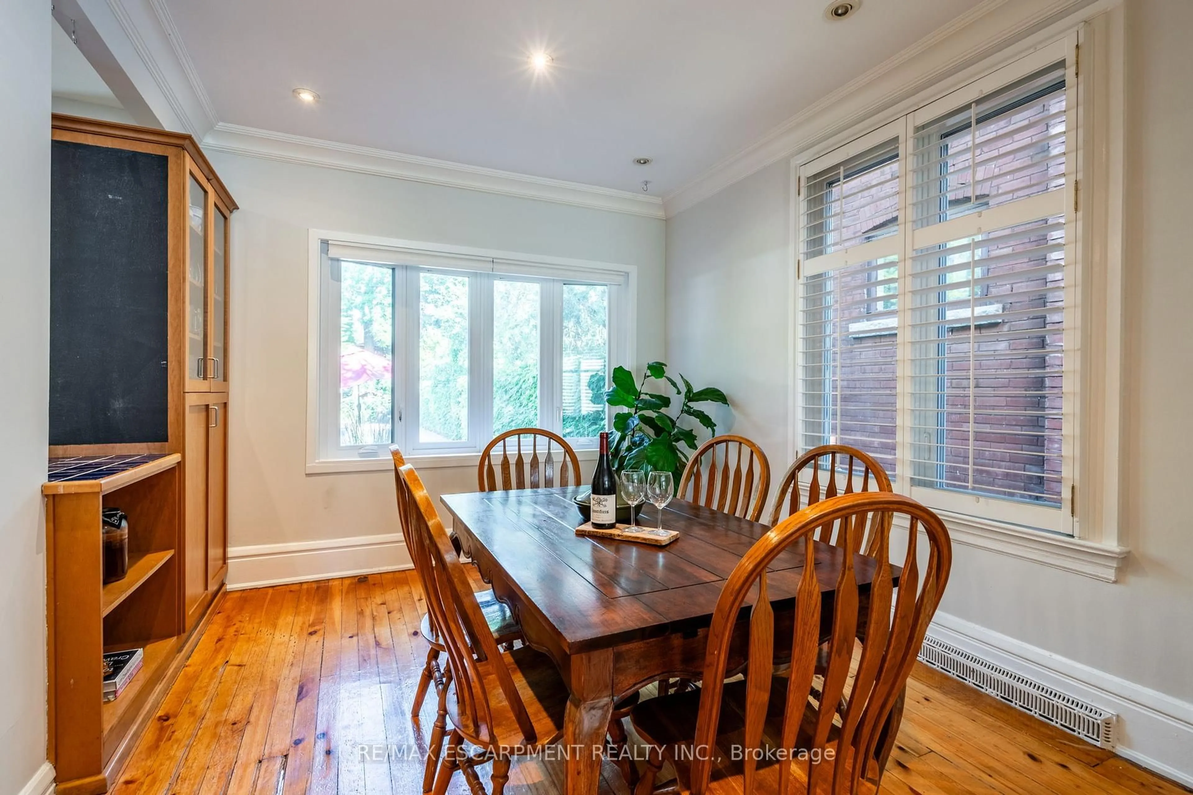 Dining room, wood/laminate floor for 35 Mountain Ave, Hamilton Ontario L8P 4E8