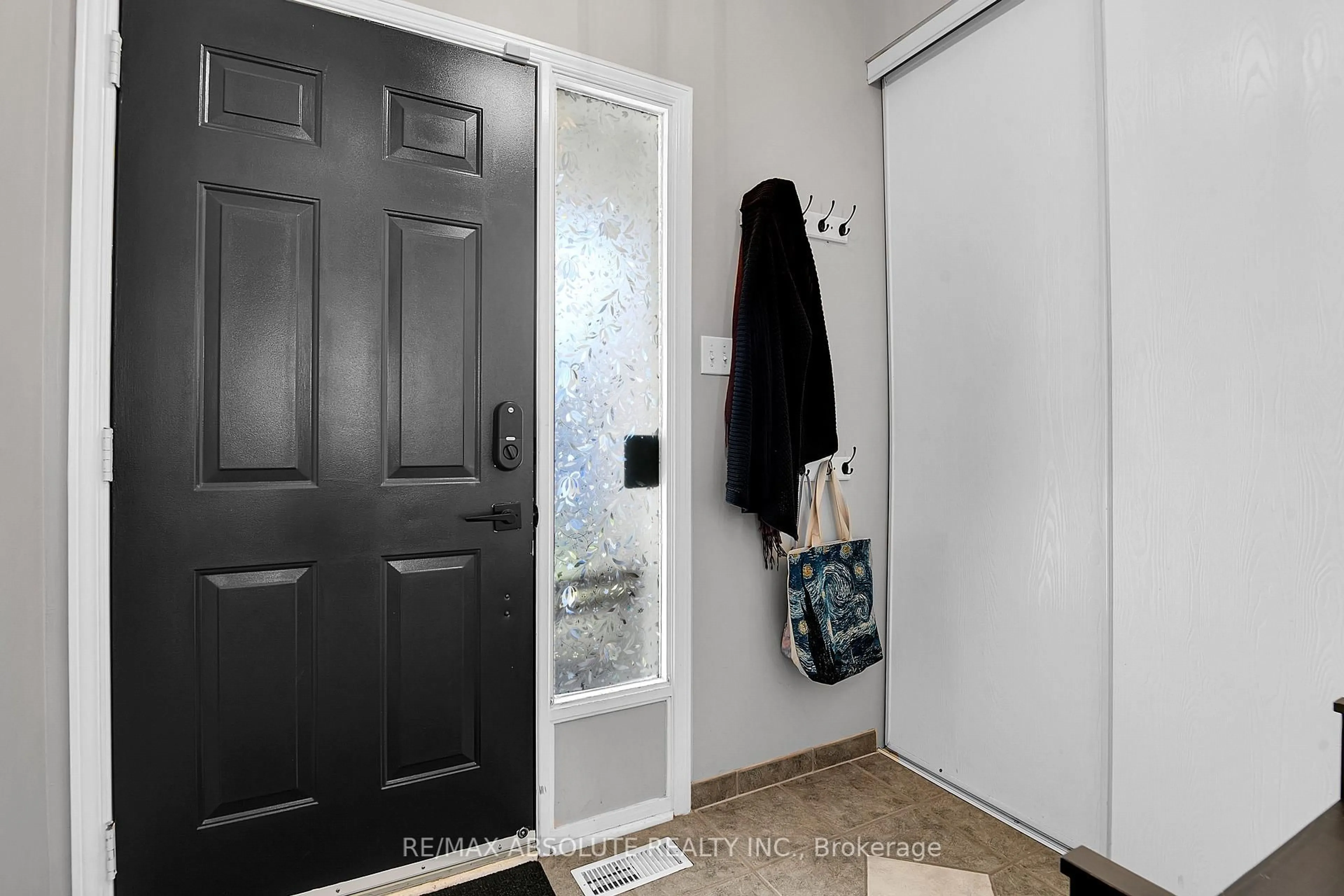 Indoor entryway for 6142 Arbourwood Dr, Ottawa Ontario K1C 7K8