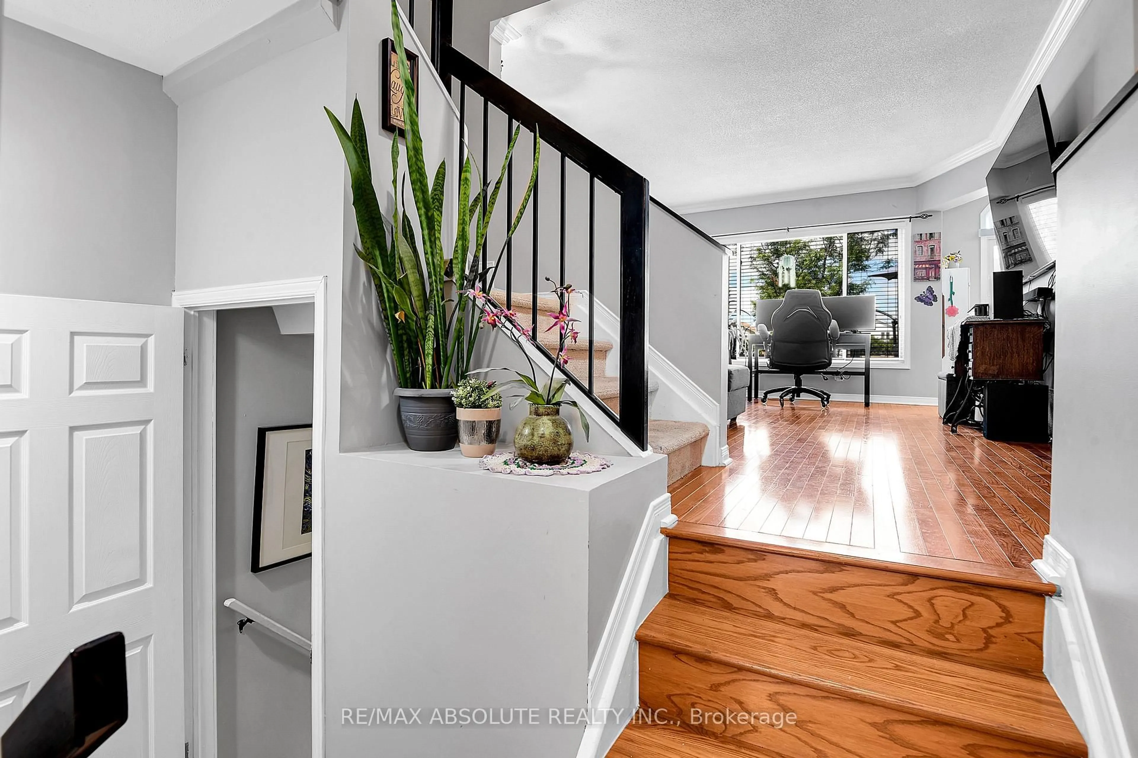 Indoor entryway for 6142 Arbourwood Dr, Ottawa Ontario K1C 7K8