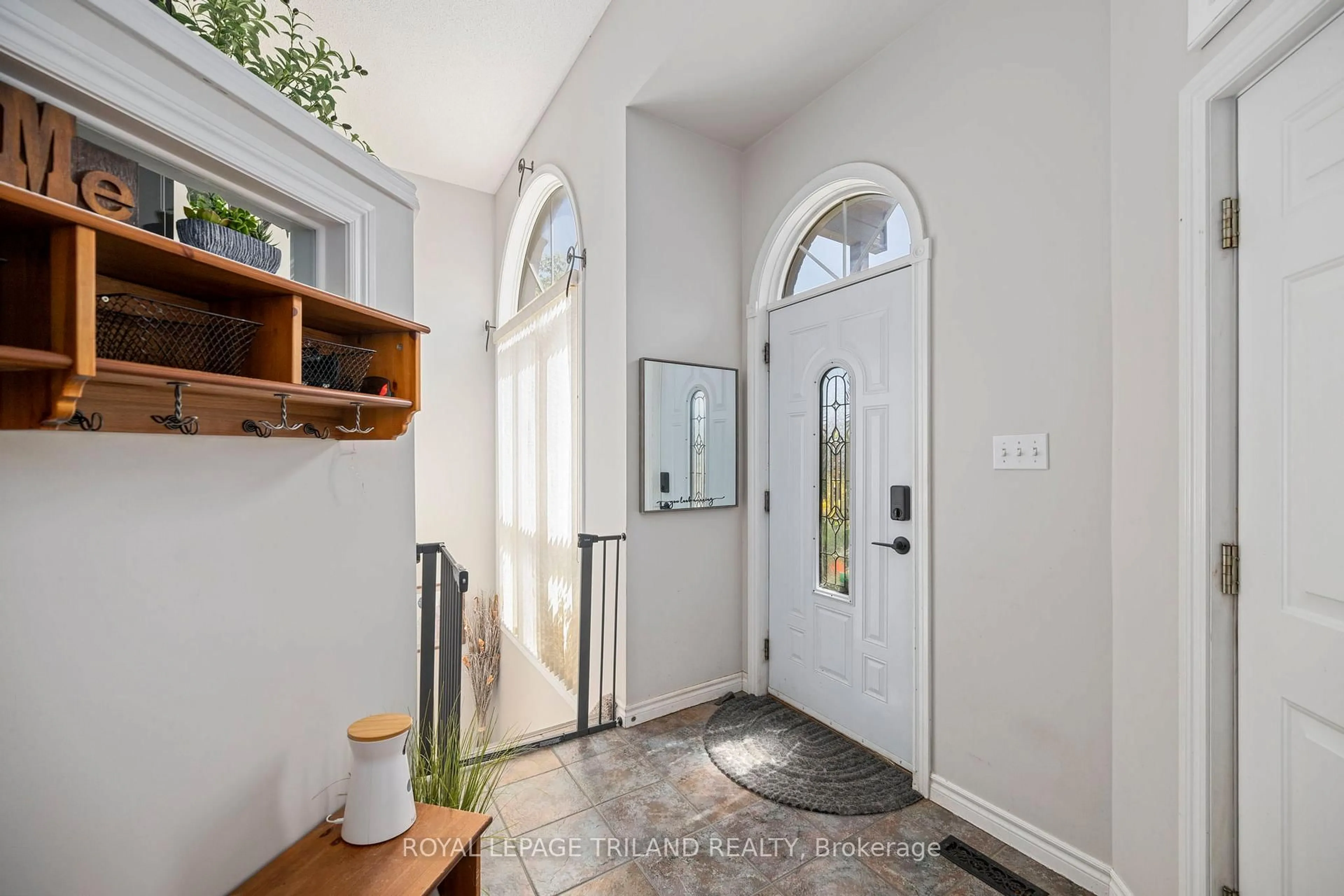 Indoor entryway for 432 Marconi Blvd, London East Ontario N5V 5E6