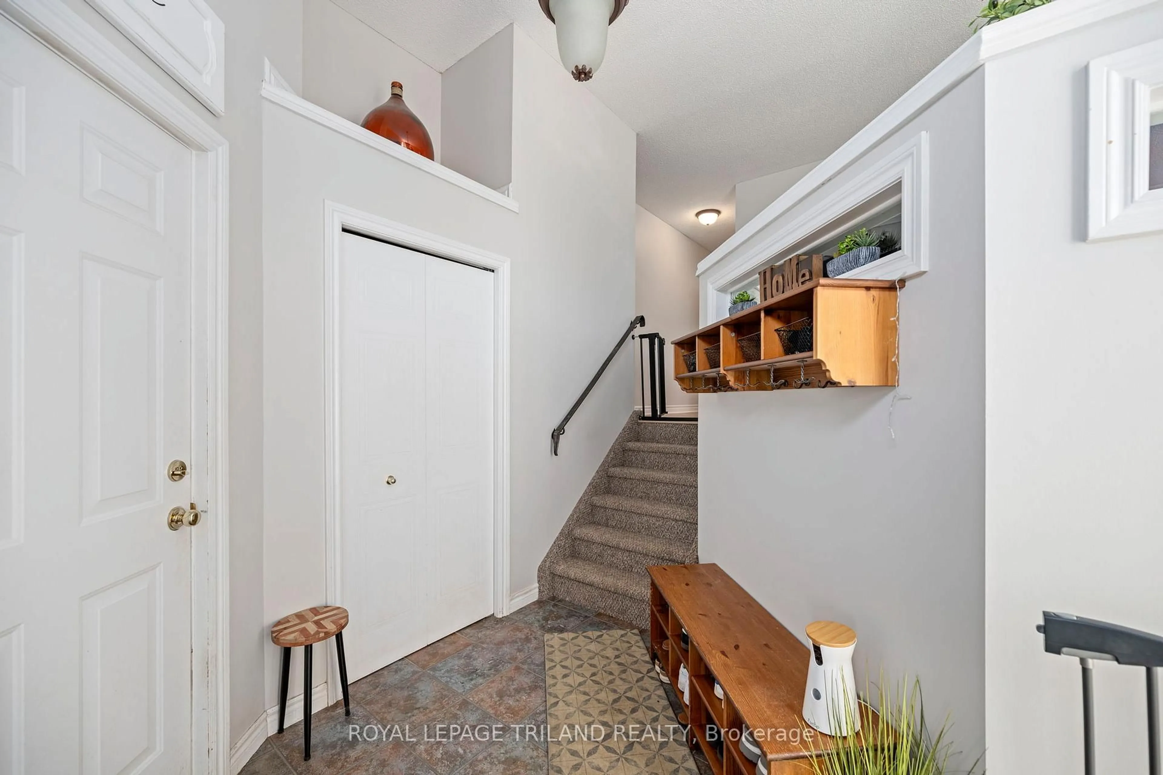 Indoor entryway for 432 Marconi Blvd, London East Ontario N5V 5E6