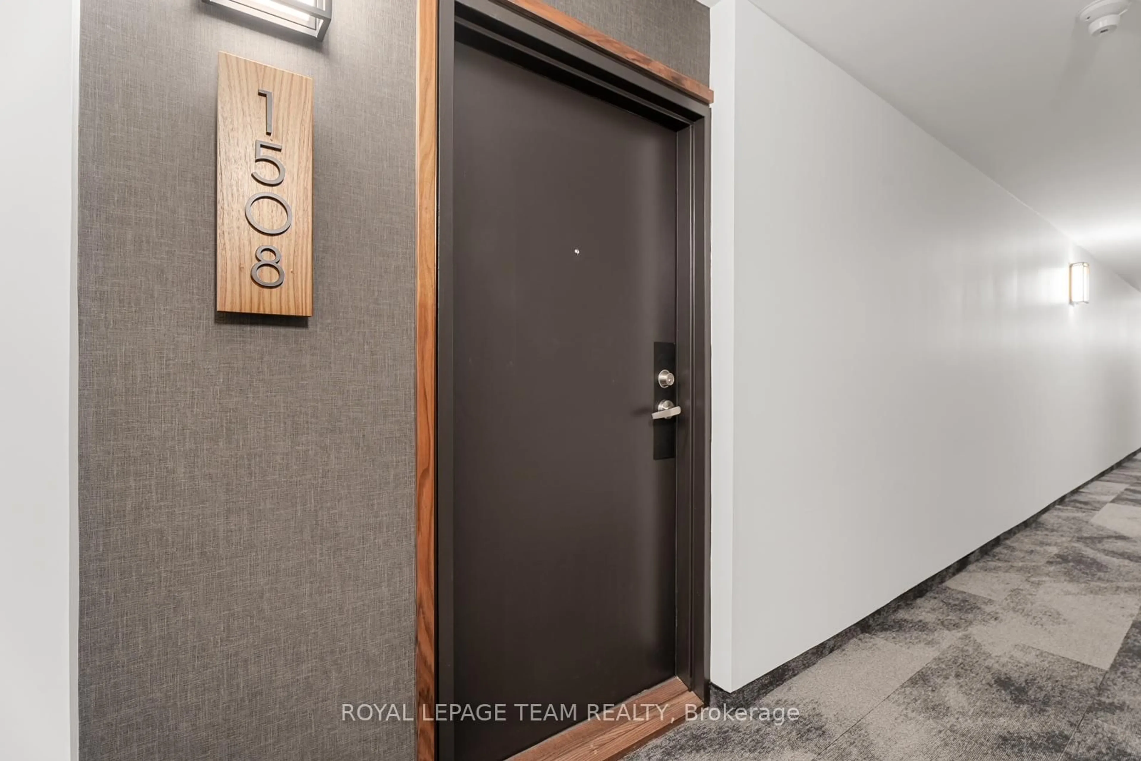 Indoor foyer for 40 Landry St #1508, Ottawa Ontario K1L 8K4