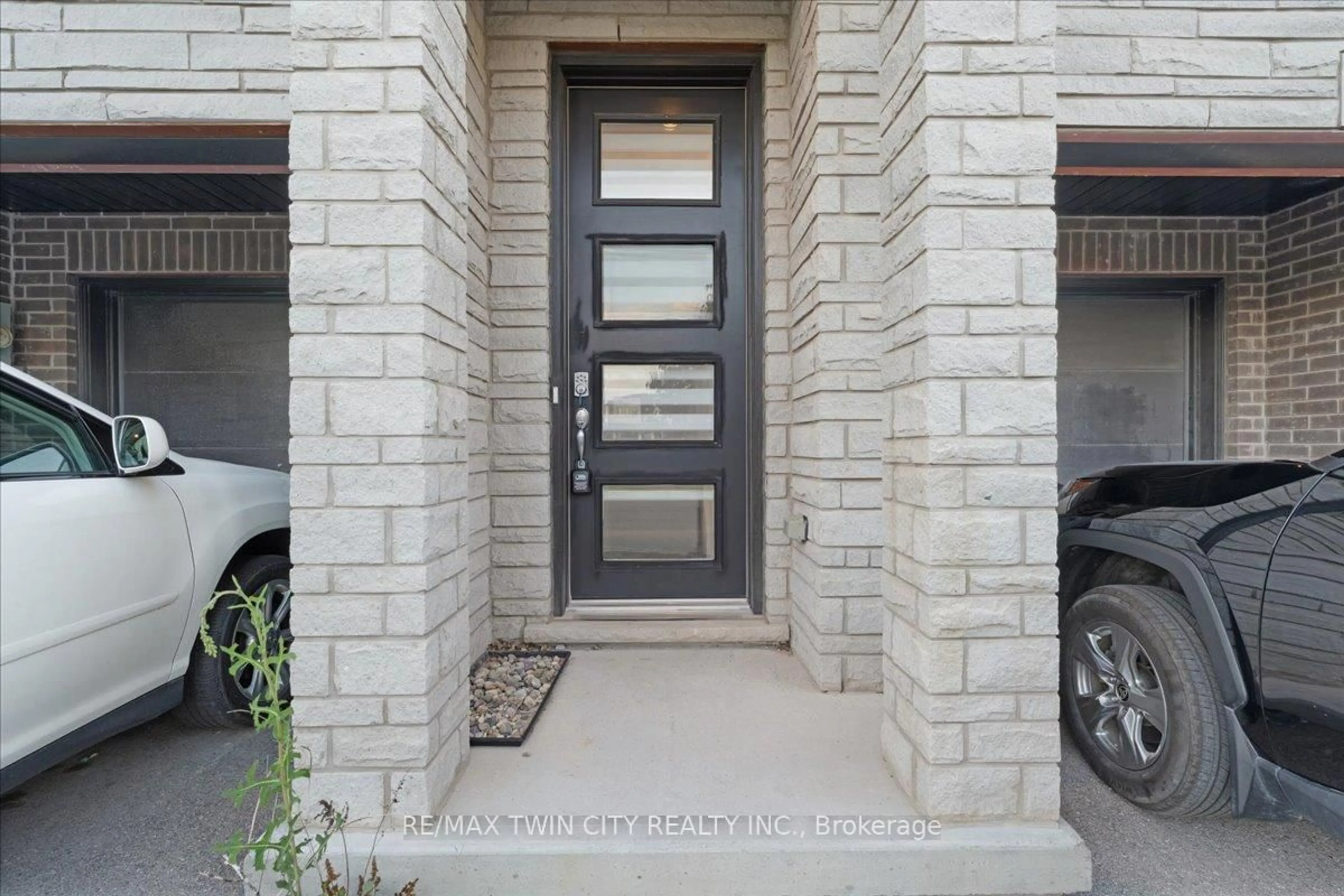 Indoor entryway for 314 Equestrian Way #2, Cambridge Ontario N3E 0E4