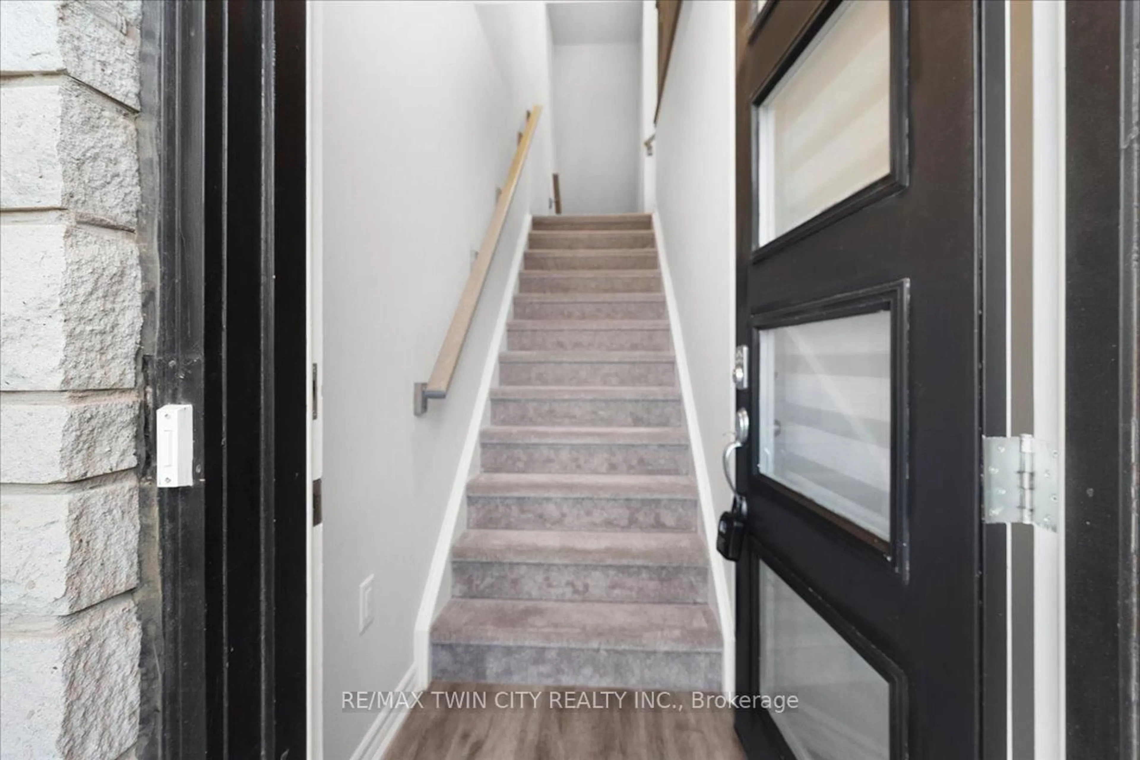 Indoor entryway for 314 Equestrian Way #2, Cambridge Ontario N3E 0E4