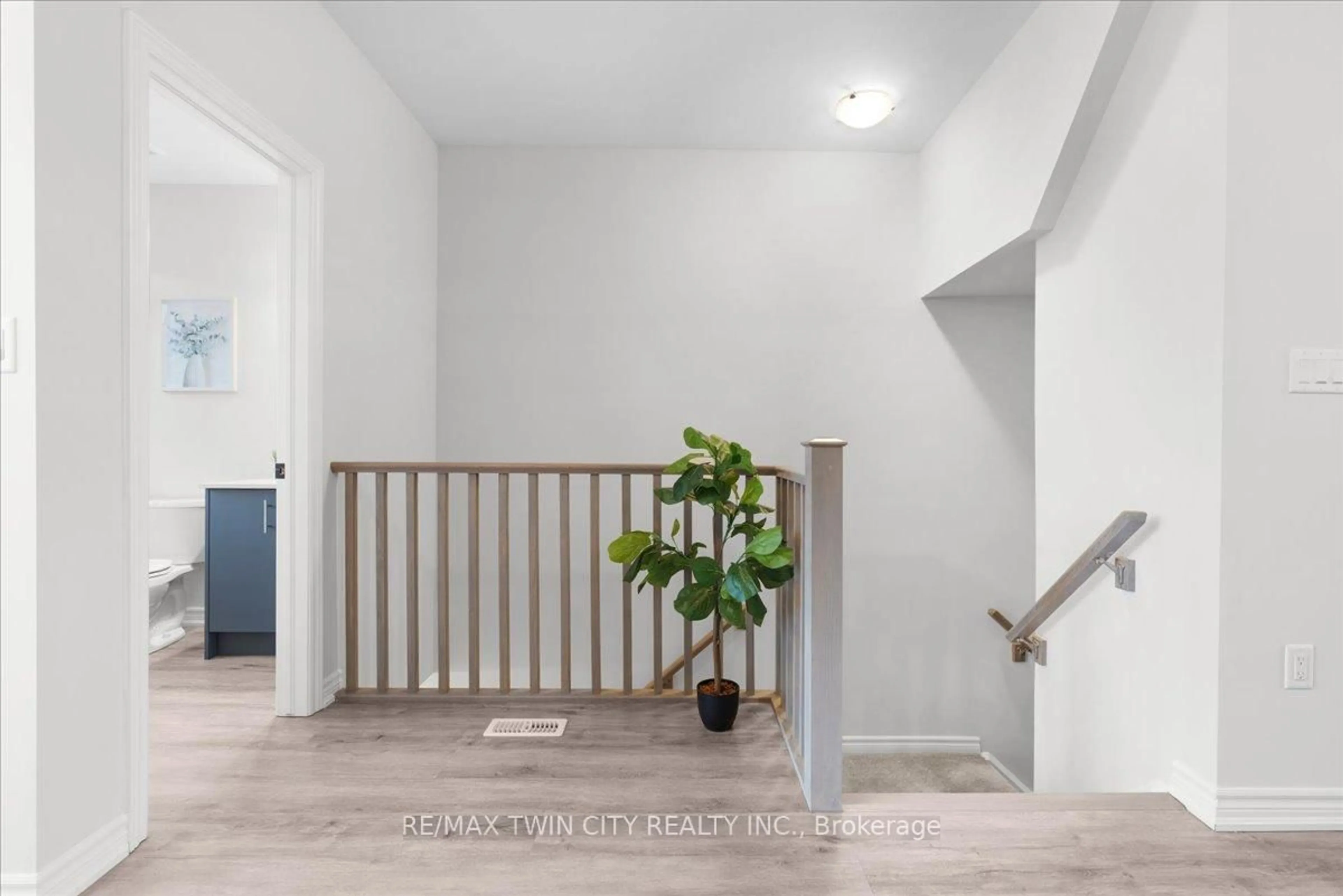 Indoor entryway for 314 Equestrian Way #2, Cambridge Ontario N3E 0E4