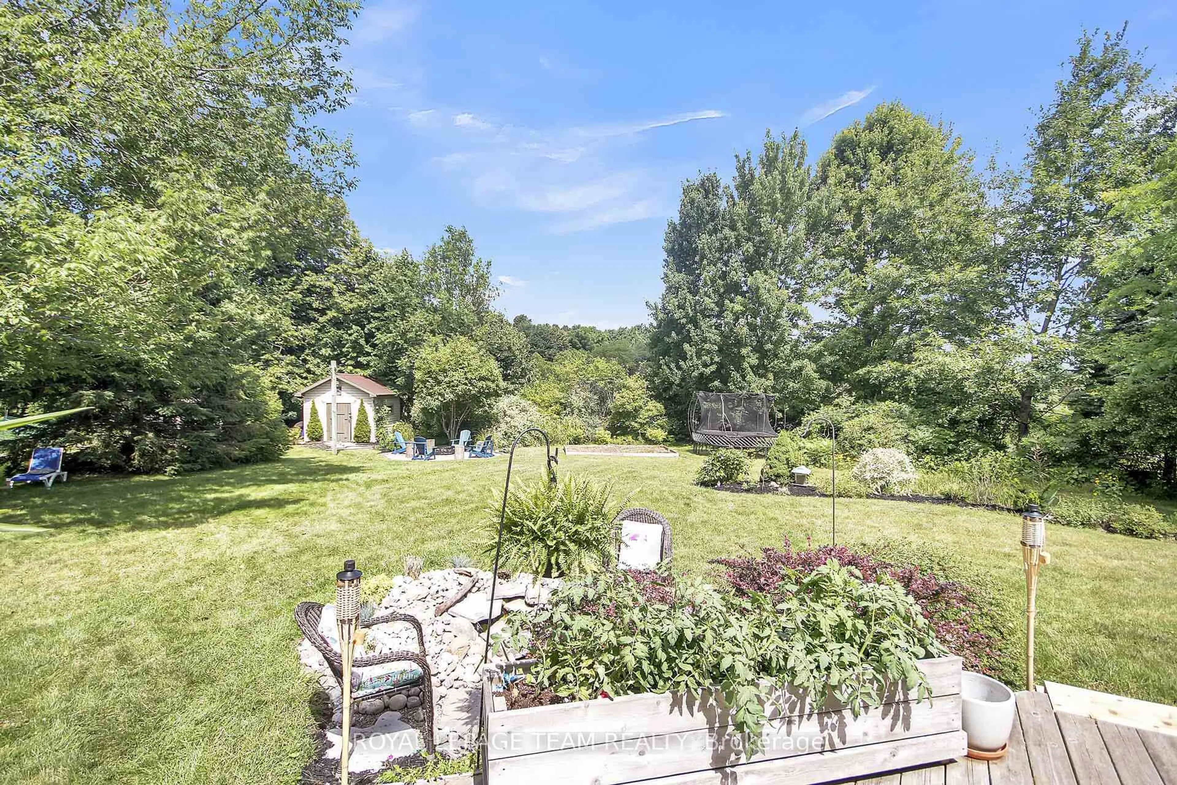 A pic from outside/outdoor area/front of a property/back of a property/a pic from drone, unknown for 7117 Quinnfield Way, Greely Ontario K4P 1B6