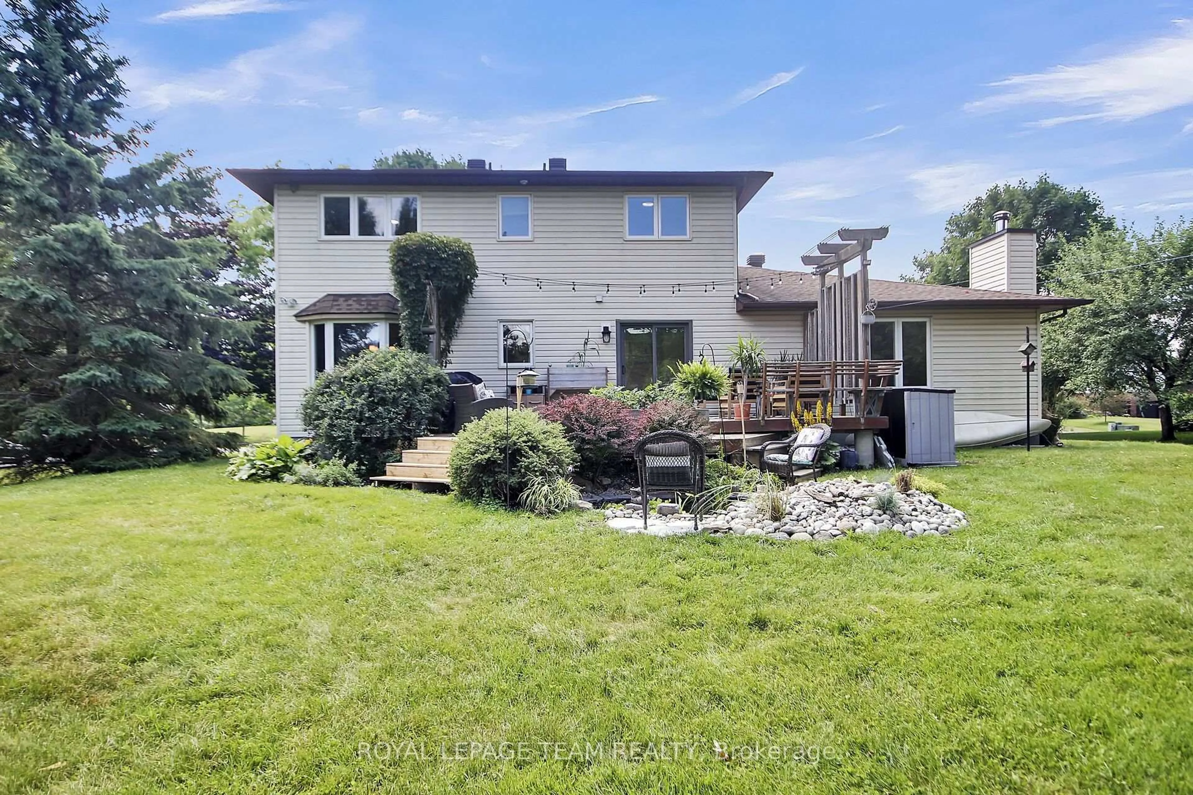 A pic from outside/outdoor area/front of a property/back of a property/a pic from drone, unknown for 7117 Quinnfield Way, Greely Ontario K4P 1B6
